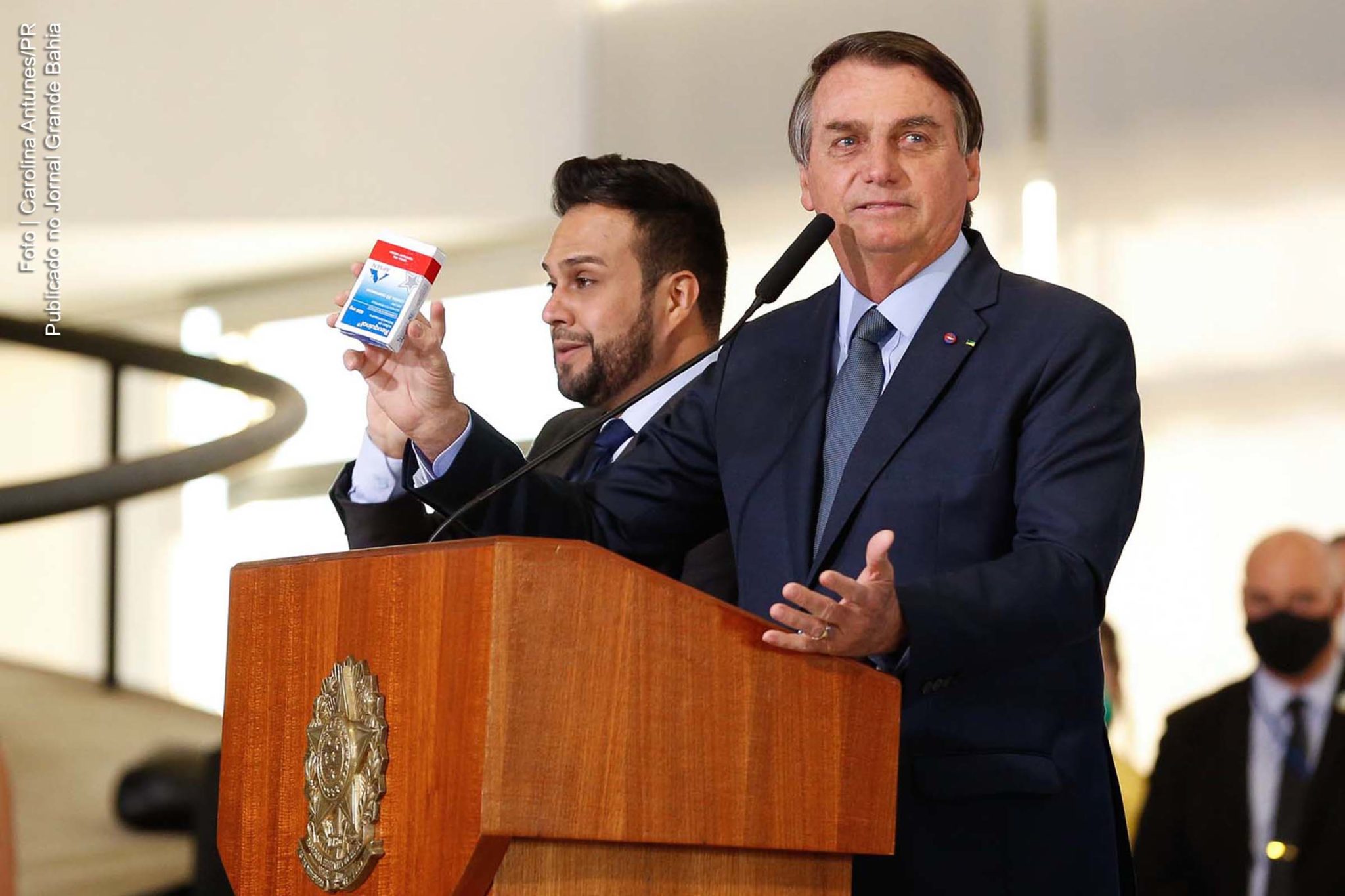 Extremista Jair Bolsonaro orientou uso da cloroquina, medicamento sem eficácia contra a Covid-19 e atuou para sabotar acordo dos governadores do Nordeste com governo da Rússia, para aquisição de vacinas.