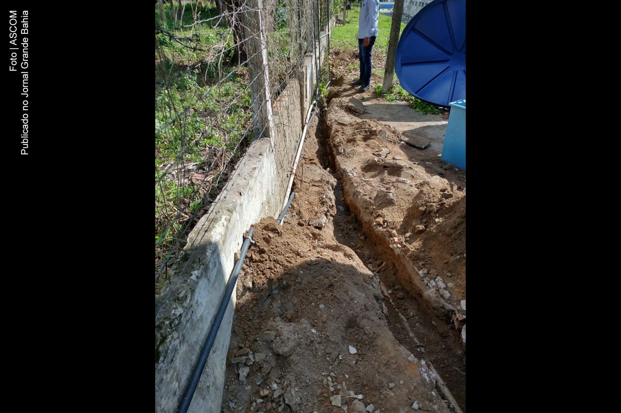 Ligação clandestina de água em unidade de consumo industrial de Feira de Santana. Embasa estima que mais de 4,5 milhões de litros de água tenham sido consumidos irregularmente em um ano.