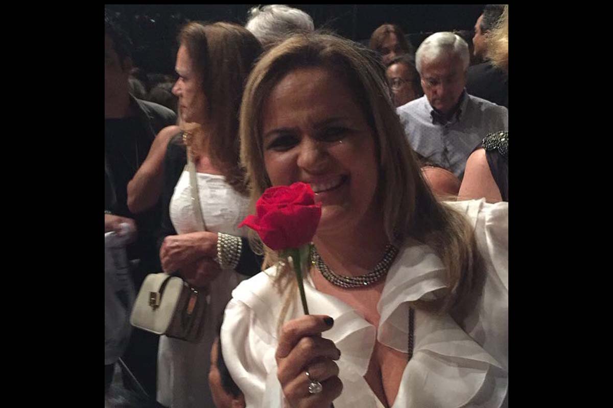 Lucia Mendonça, em sociedade.