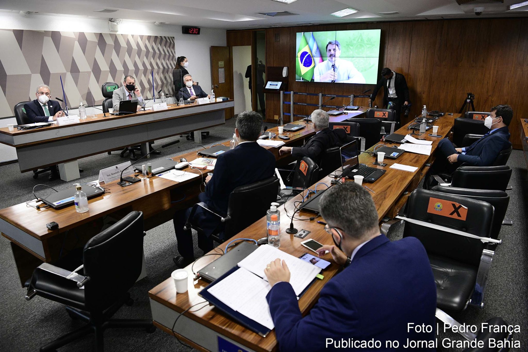 Ministro Marcelo Queiroga admite que Governo Bolsonaro não contratou quantidade de vacinas anunciada; Necropolítica amplia números de mortos pela Covid-19