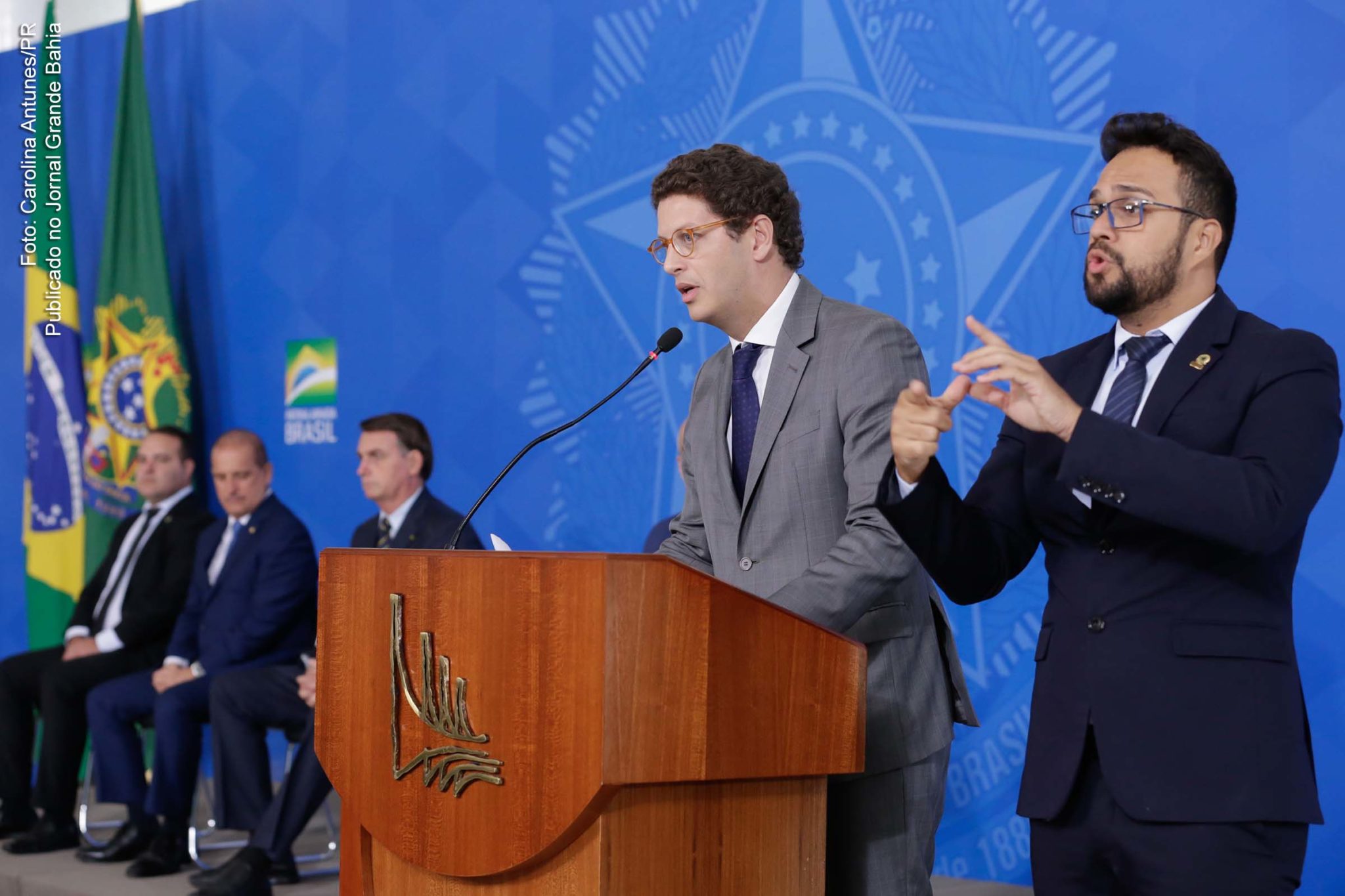 Ministro Ricardo Salles foi um dos investigados na Operação Akuanduba. PF cumpriu mandados de busca no âmbito de uma investigação sobre exportação ilegal de madeira para a Europa e os EUA. Presidente do Ibama foi afastado do cargo.