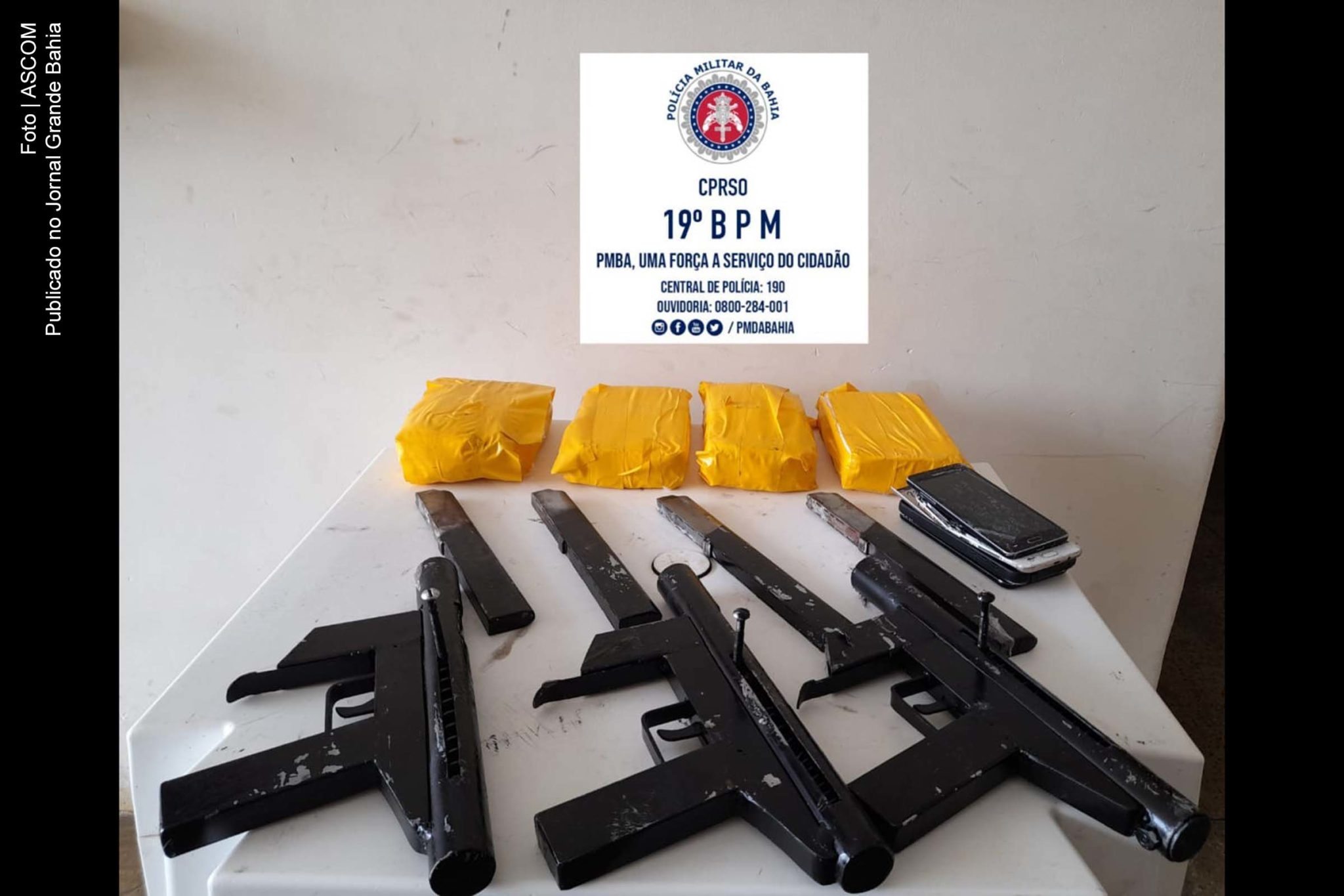 Polícias da Bahia apreenderam submetralhadoras, rádios comunicadores, mais de quatro quilos e 500 pinos de cocaína, maconha e outros itens.