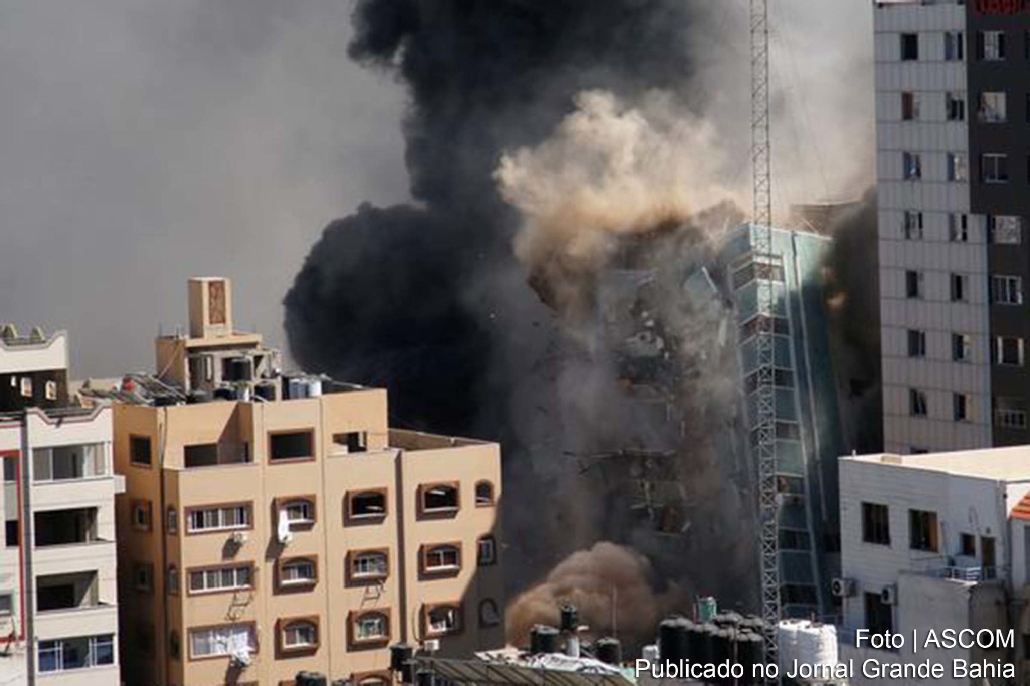 Prédio foi atingido seis vezes antes de desabar. Após emitir alerta para evacuação de civis, força aérea lança bombardeio e destrói edifício em Gaza que era usado pela agência AP e pela rede Al-Jazeera.
