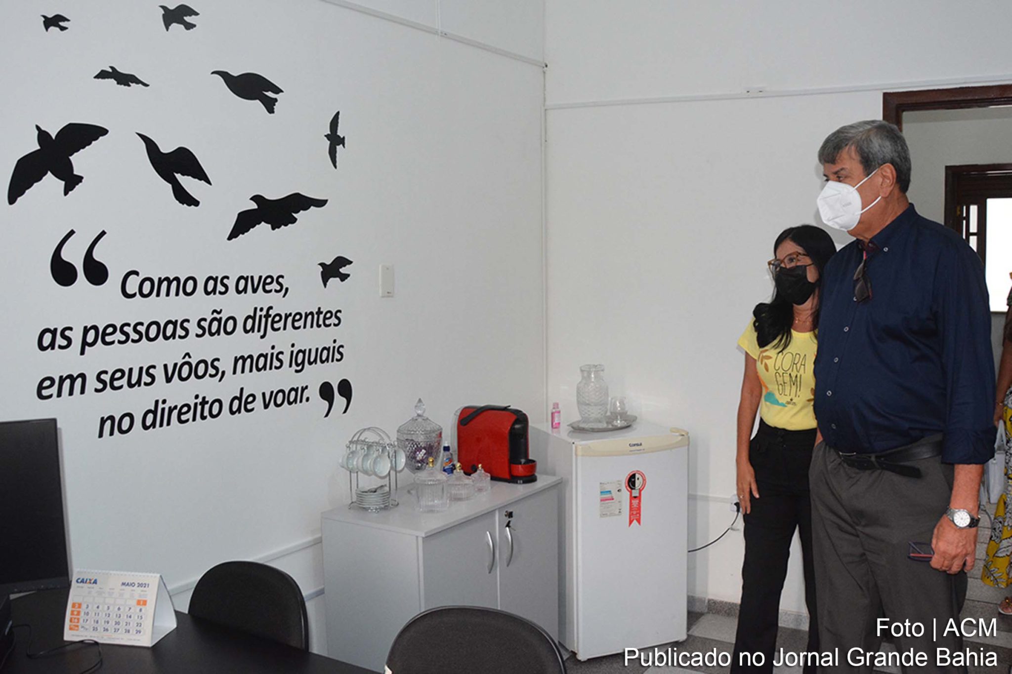 Acompanhado da secretária extraordinária de Políticas para as Mulheres, Gerusa Sampaio, e da equipe multidisciplinar, o prefeito Colbert Martins conheceu as instalações do equipamento que prestará serviços de assistência e garantia de direitos à mulher, bem como à família.