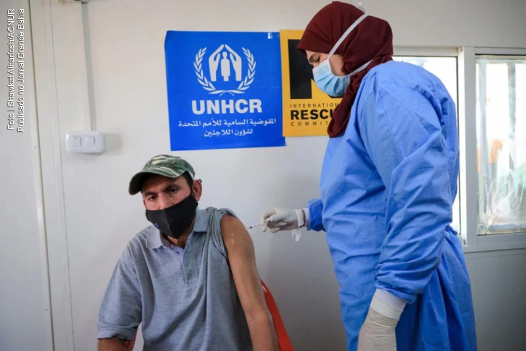 Refugiado sírio de 35 anos, recebe a vacina contra a Covis-19 em um centro de vacinação no campo de Zaatari, na Jordânia.