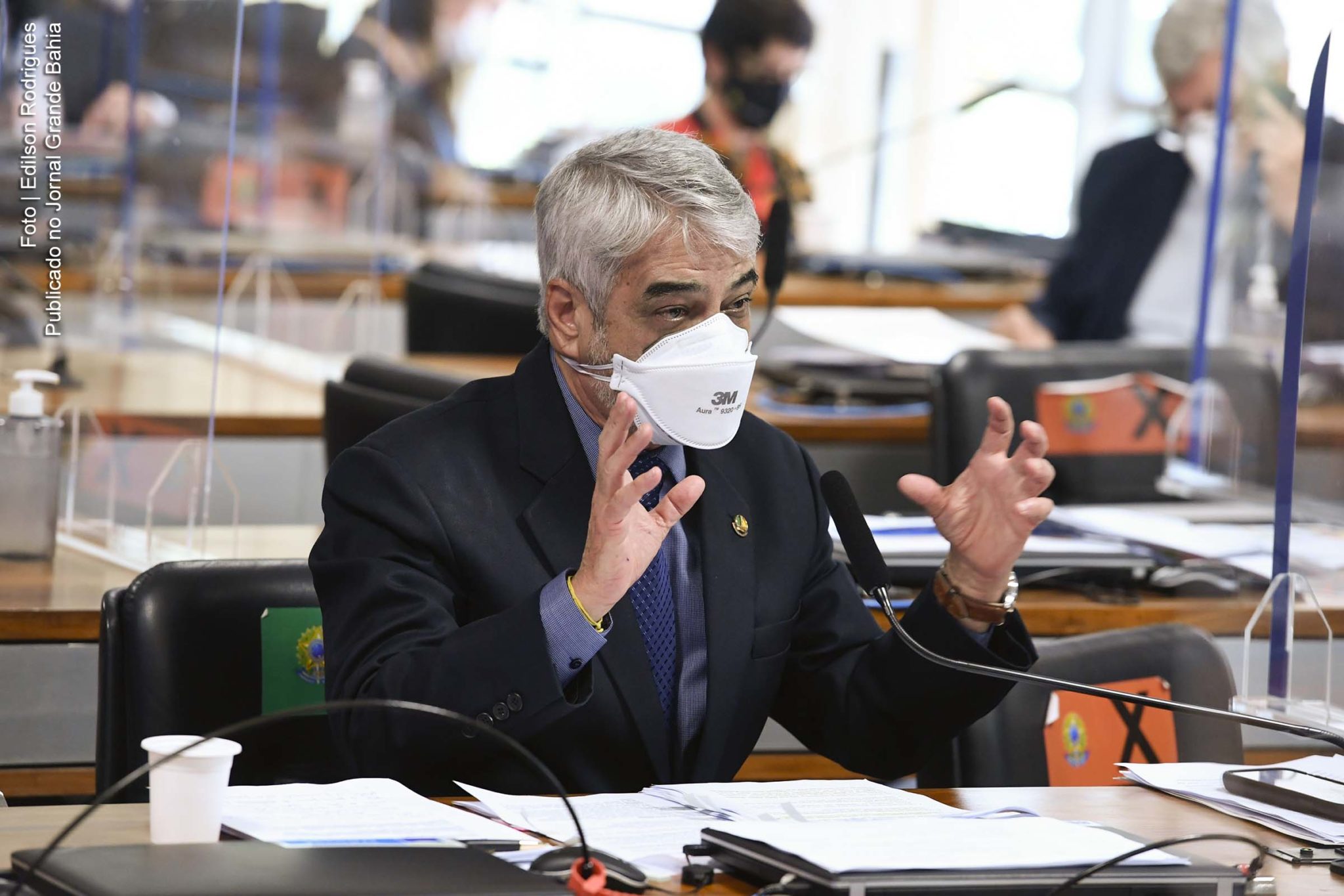 Conhecida como ‘capitã cloroquina’, Mayra Pinheiro desmentiu o ex-ministro Eduardo Pazuello sobre vazamento de dados do TrateCov, expôs método de busca por imunidade de rebanho e preferência do governo pelo dito tratamento precoce e de que forma seu desvio de função colocou a população e profissionais de saúde em risco na pandemia. “A senhora resolveu assumir a condição de defensora de um medicamento comprovadamente ineficaz para atender a Covid-19”, resumiu senador Humberto Costa (PT-PE).