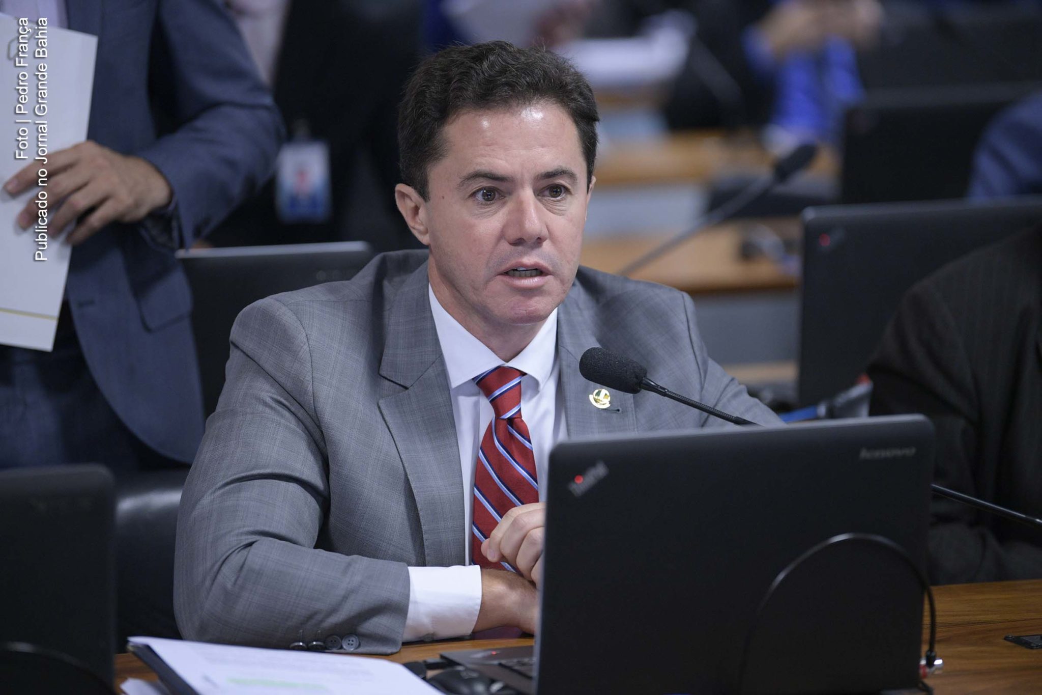 Os senador Veneziano Vital do Rêgo (PMDB-PB) quer explicações sobre licitação para compra de programa de espionagem de R$ 25,4 milhões.