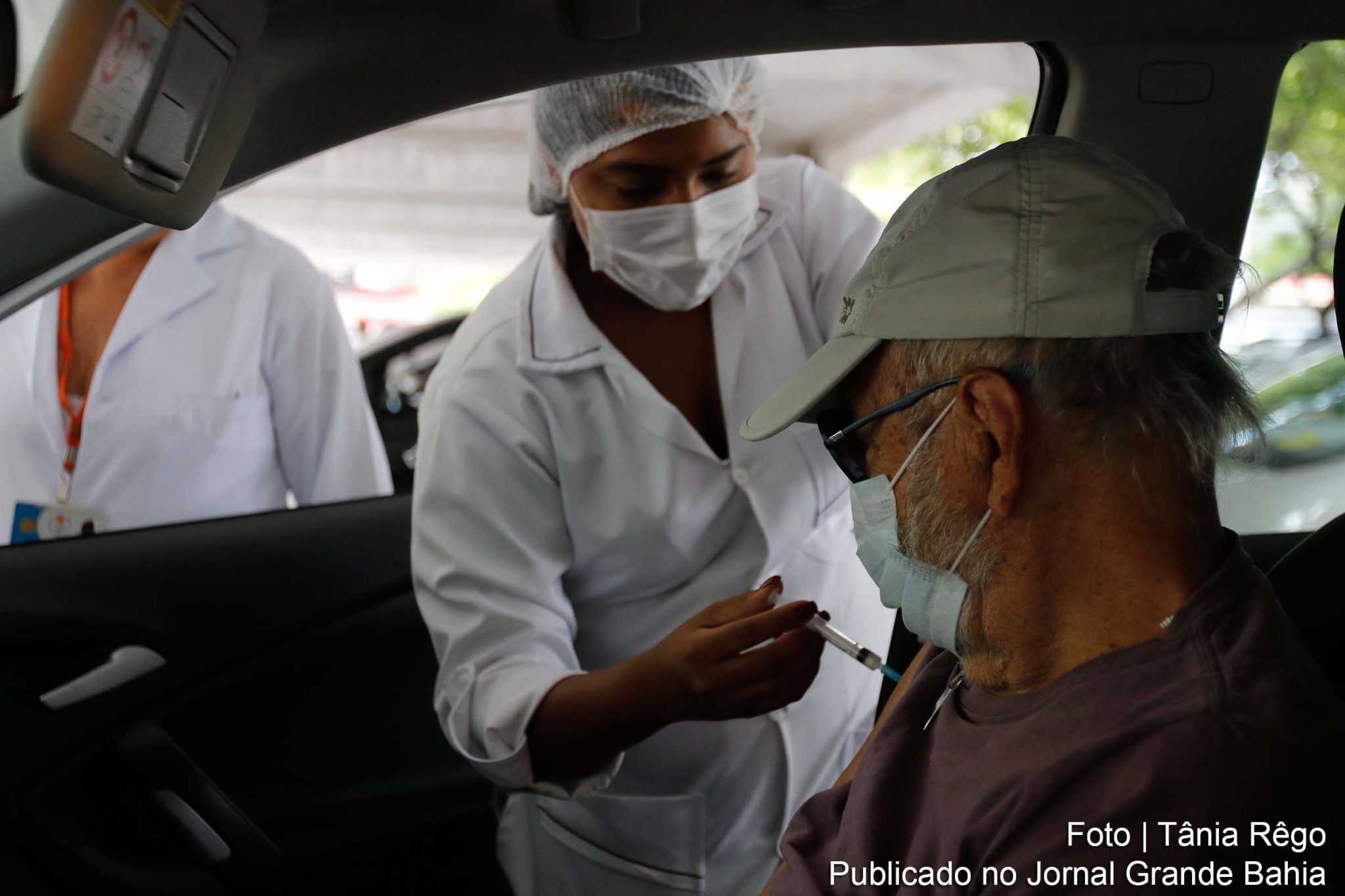 Vacinação contra covid-19 reduz taxa de mortalidade entre idosos.