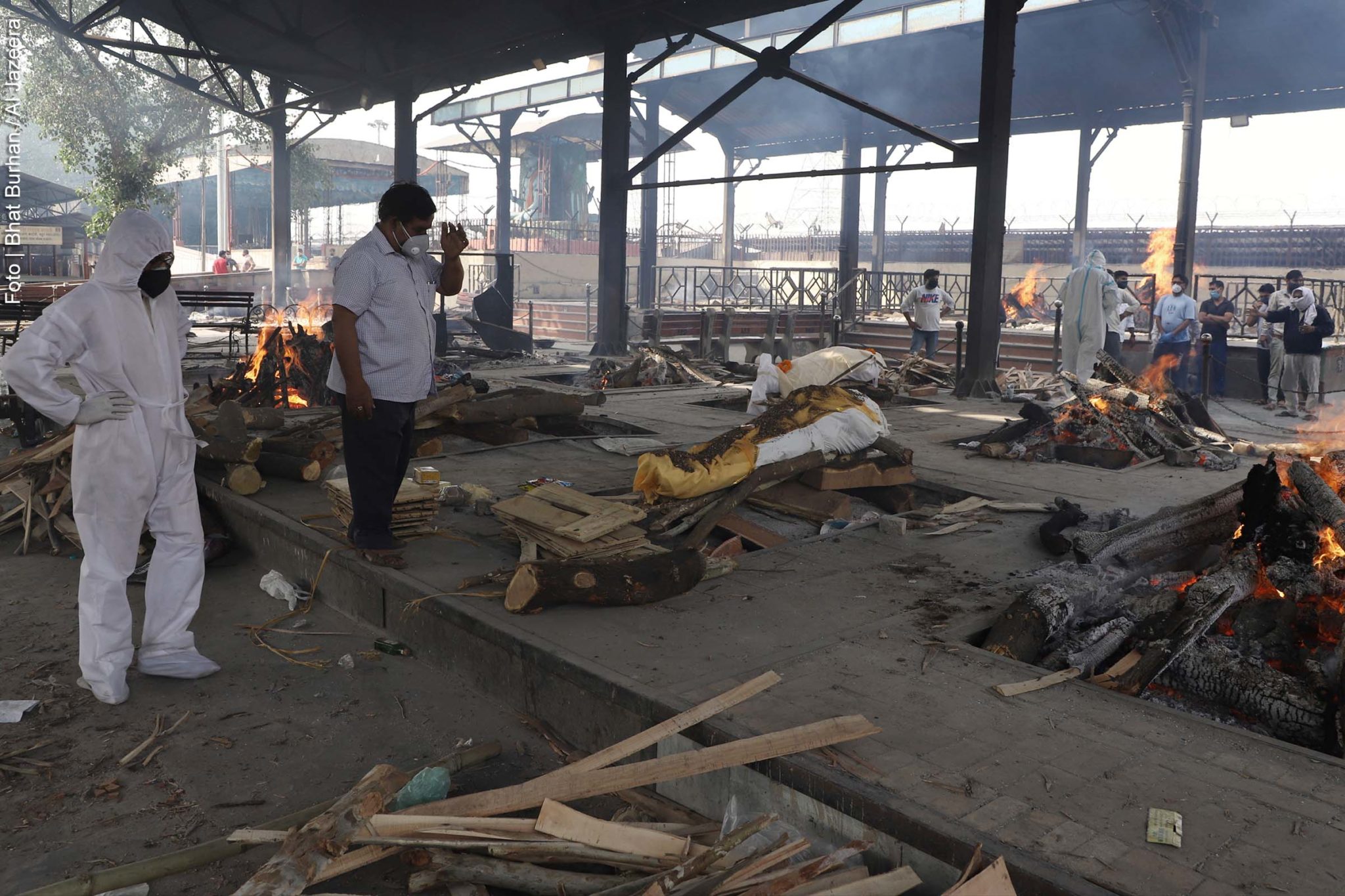 Várias piras queimam no Nigambodh Ghat. Os crematórios em Nova Delhi planejam operar 24 horas devido ao aumento no número de mortes de Covid-19.