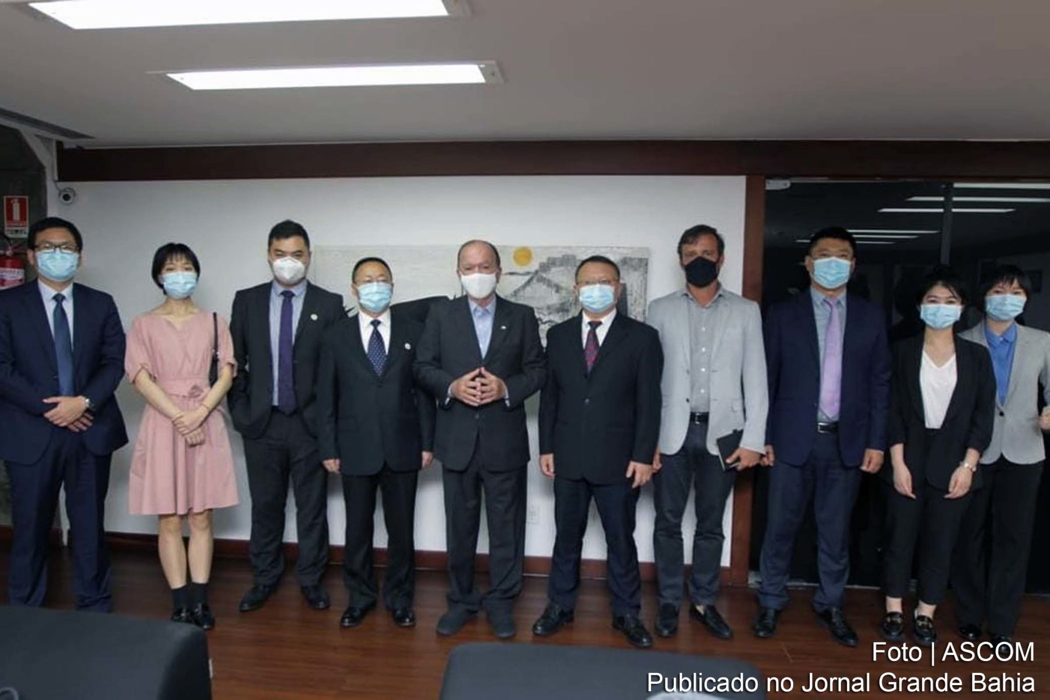 Vice-governador João Leão ao lado de representantes das empresas chinesas CRCC e CR20.