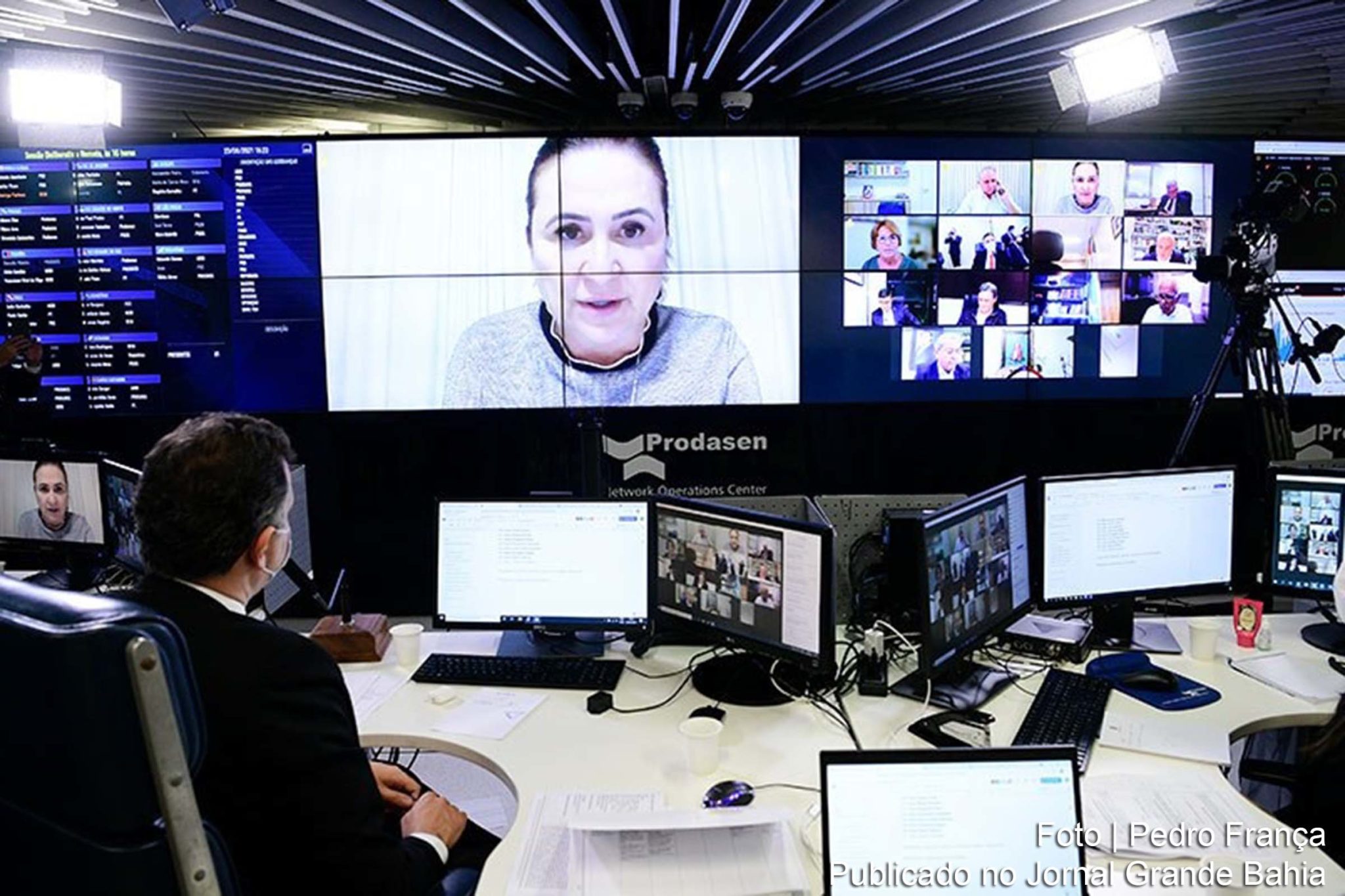 A senadora Kátia Abreu, presidente da Comissão de Relações Exteriores do Senado (CRE), leu a carta do Vaticano durante a sessão desta quarta-feira.