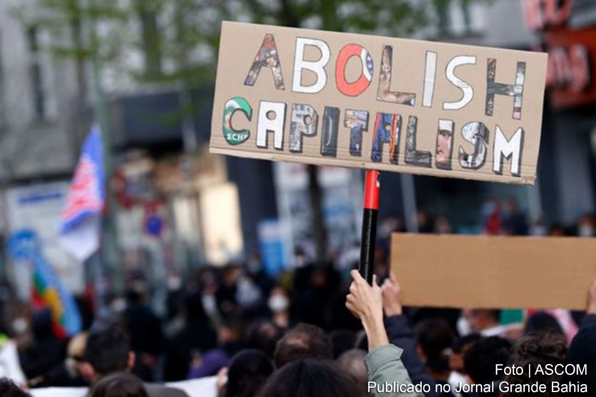 Abolir o capitalismo, pede manifestante em um protesto em 1º de maio de 2021 em Berlim.