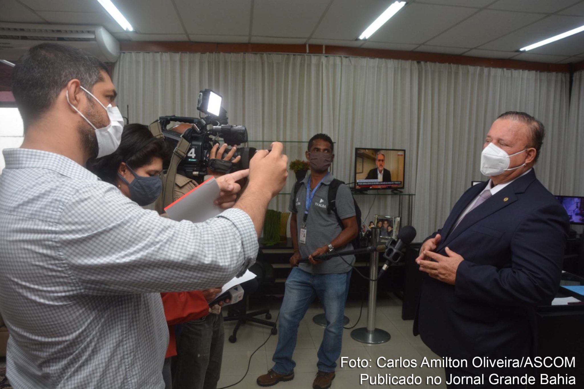 ALBA juntou-se ao governo Rui Costa, ainda em fevereiro de 2021, para facilitar importação da vacina russa, diz deputado Adolfo Menezes.