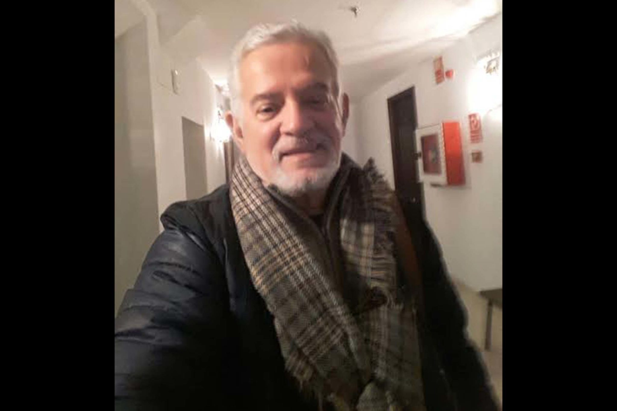 O agente de viagens Armando Sampaio, anunciando a programação de viagens pelo mundo, pela Artour Turismo, para os vacinados da Covid-19.