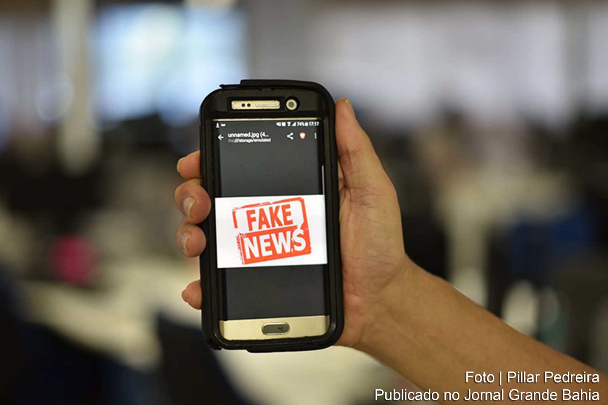 As ações do Senado contra as notícias falsas incluem discussões em audiências públicas; apresentação e análise de projetos de lei; e investigações no âmbito da CPI Mista das Fake News