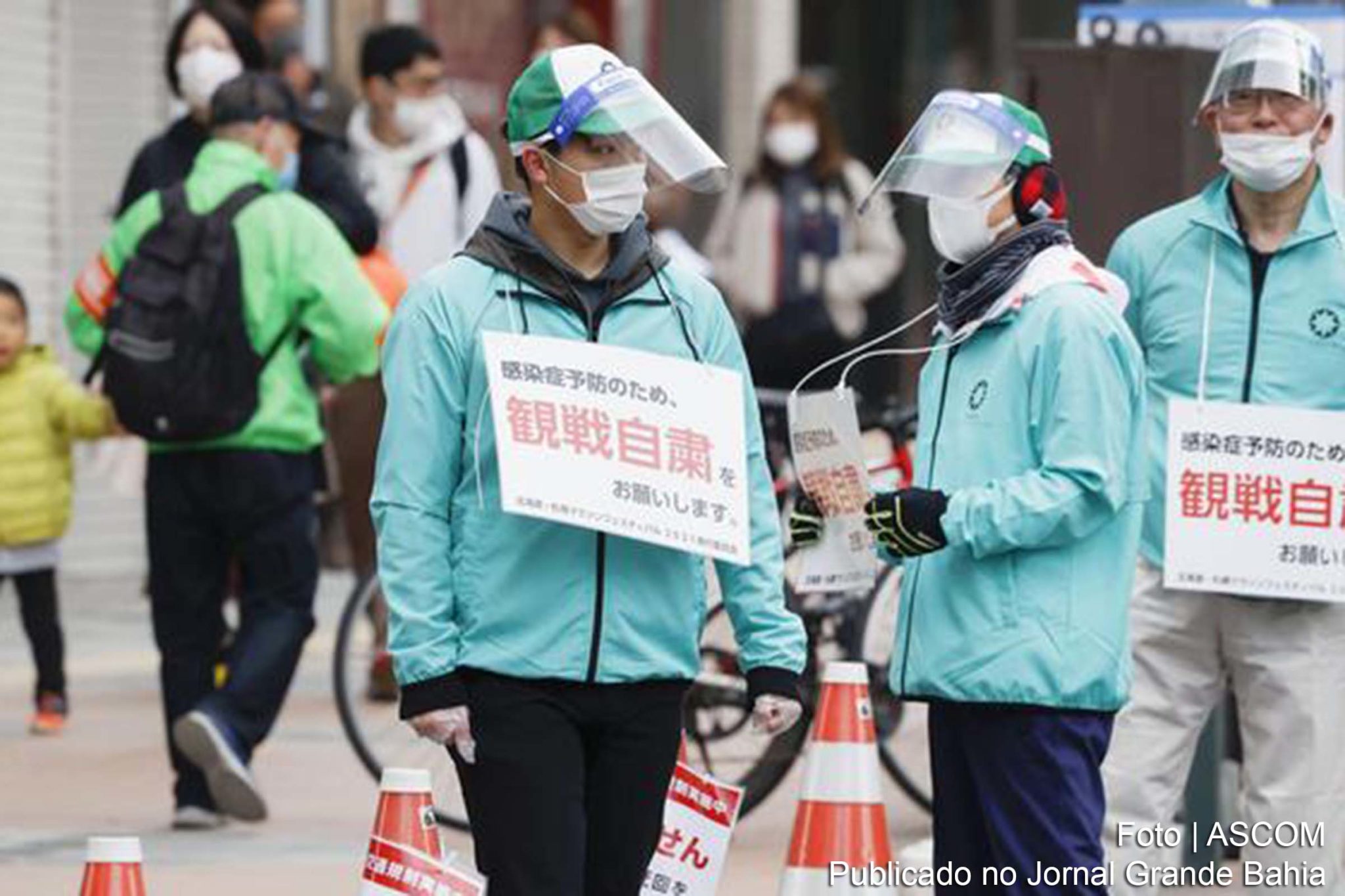Assistentes durante evento pré-Olimpíada no Japão. Presidente de comitê organizador também rejeita adiamento e afirma que evento só seria cancelado se maioria das delegações não pudesse viajar. Declaração é feita após desistência de 10 mil voluntários.