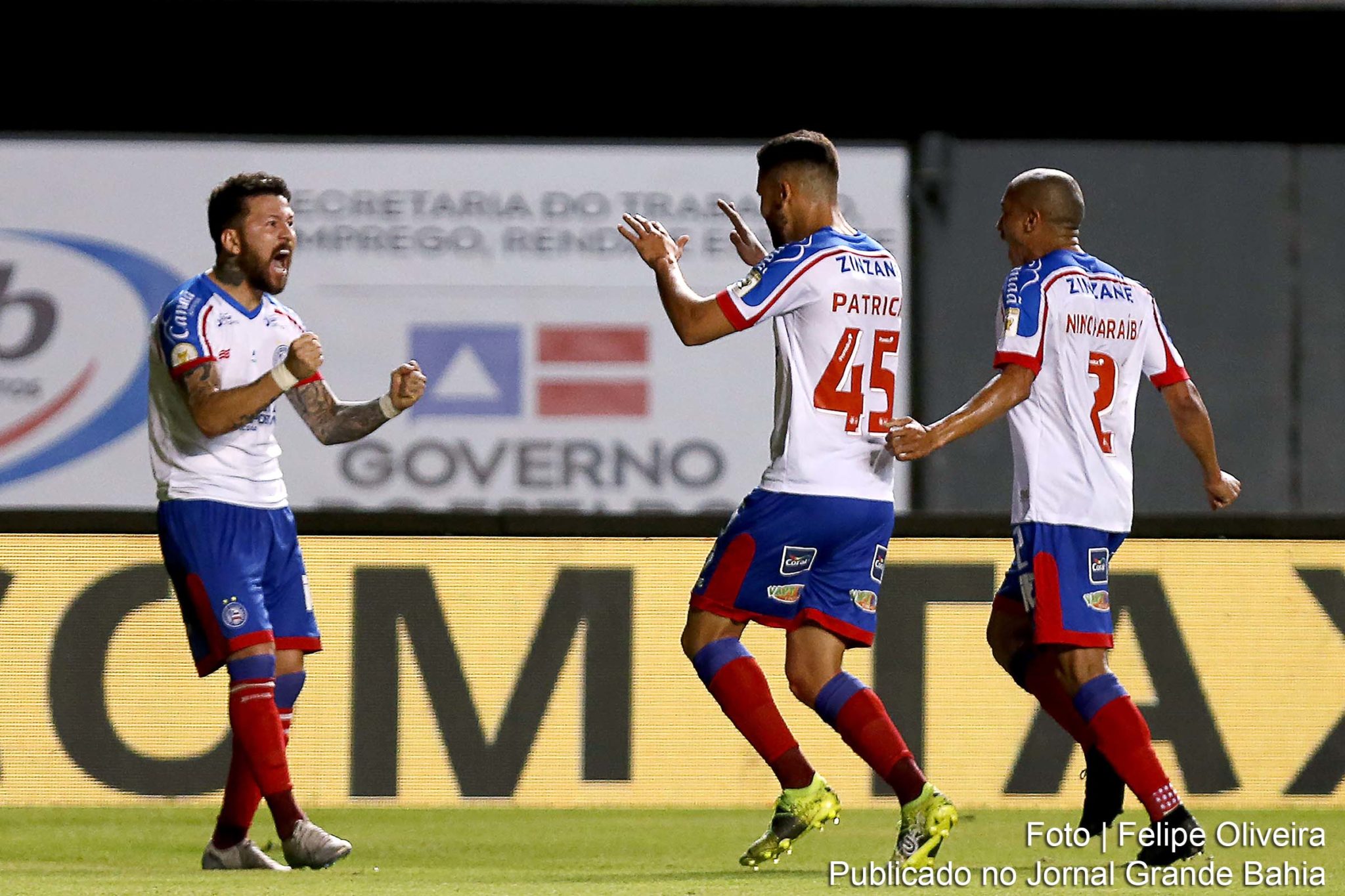 Jogadores de futebol do Bahia comemoram vitória.