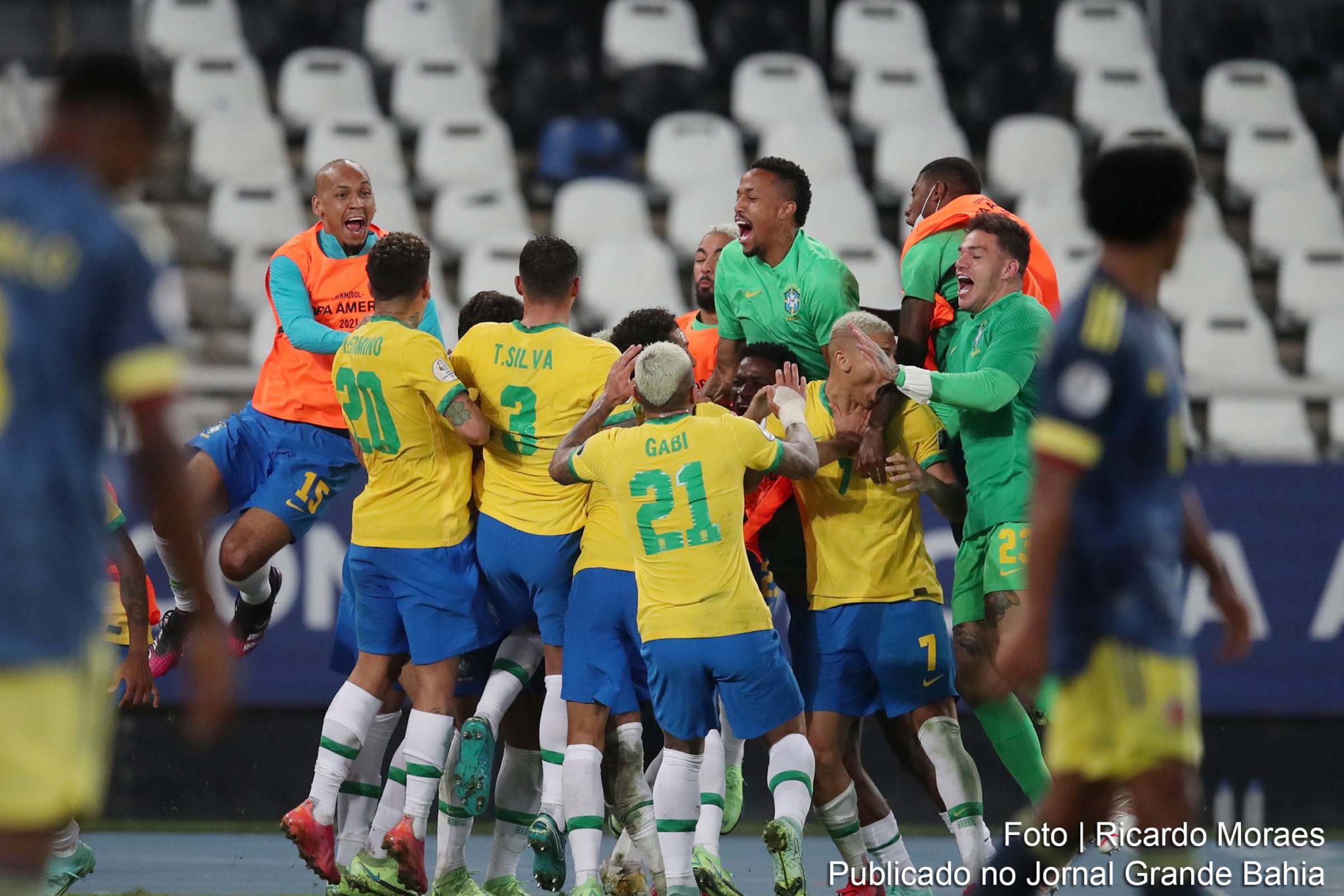 Jogadores da Seleção Brasileira de Futebol comemoram vitória contra a Colômbia.