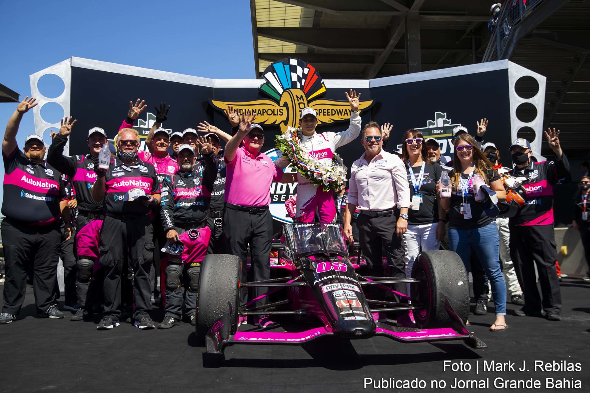 Piloto Hélio Castroneves é campeão da Indy 500 pela 4ª vez.