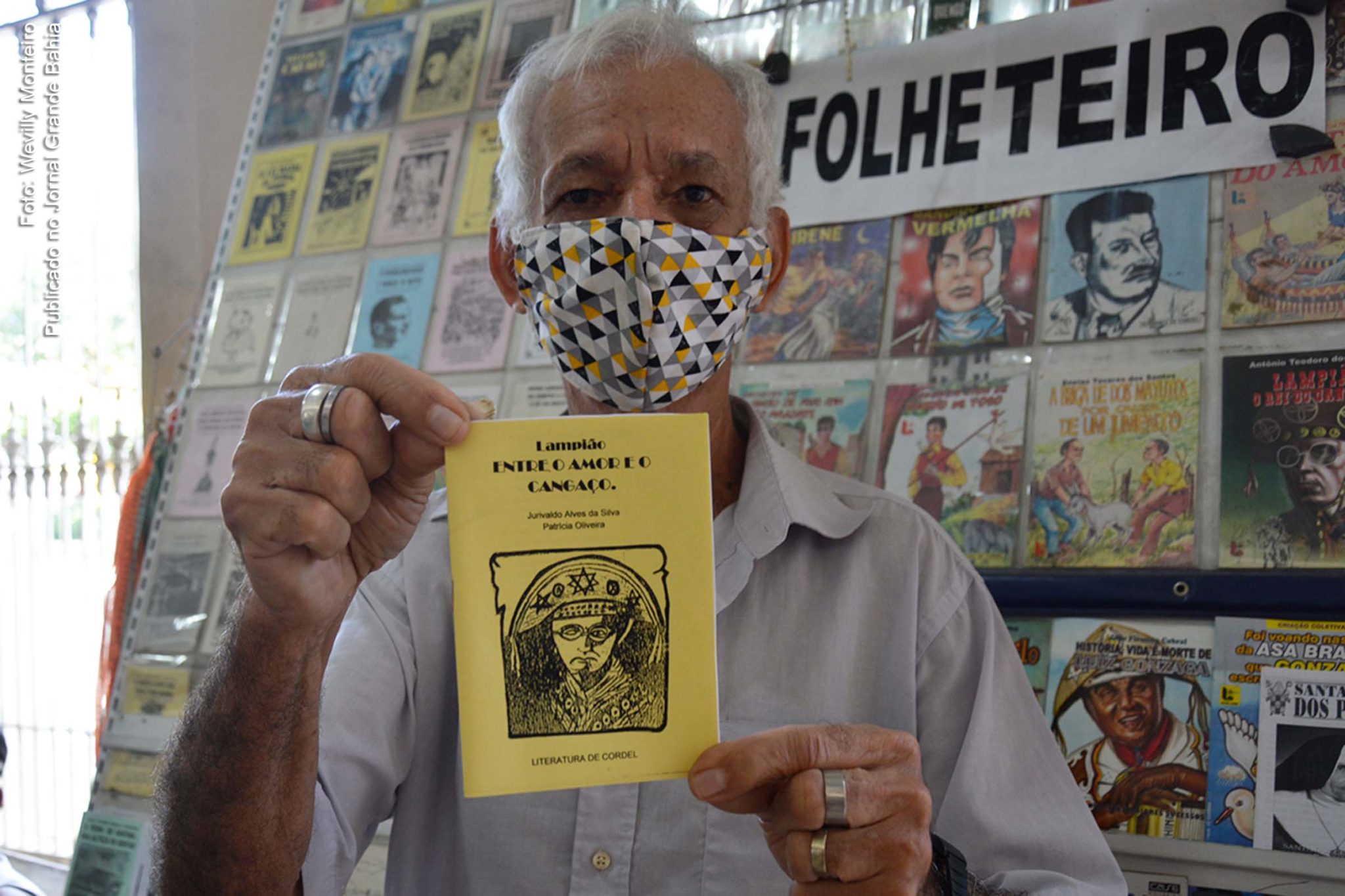 No Mercado de Arte Municipal de Feira de Santana, Jurivaldo Alves preserva exemplares raros da literatura de cordel e vende publicações, algumas autorais.