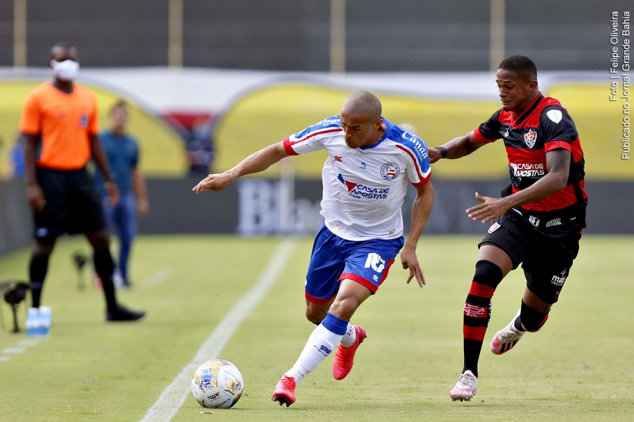 Pela 3ª rodada do Nordestão, o Vitória superou o Bahia por 1 a 0, neste sábado (13), no Estádio Barradão. Com o resultado, o Leão chegou à vice-liderança do Grupo B, enquanto o Esquadrão de Aço estacionou no quarto lugar do Grupo A. As duas equipes jogaram pela última vez em primeiro de março de 2020 e vinham embaladas pela classificação, no meio da semana, para a segunda fase da Copa do Brasil. O Tricolor goleou o Campinense-PB por 7 a 1 e o Rubro-Negro passou por 1 a 0 pelo Águia Negra (MS). Na próxima quarta (17), tem BA-Vi novamente, desta vez pelo Campeonato Baiano.