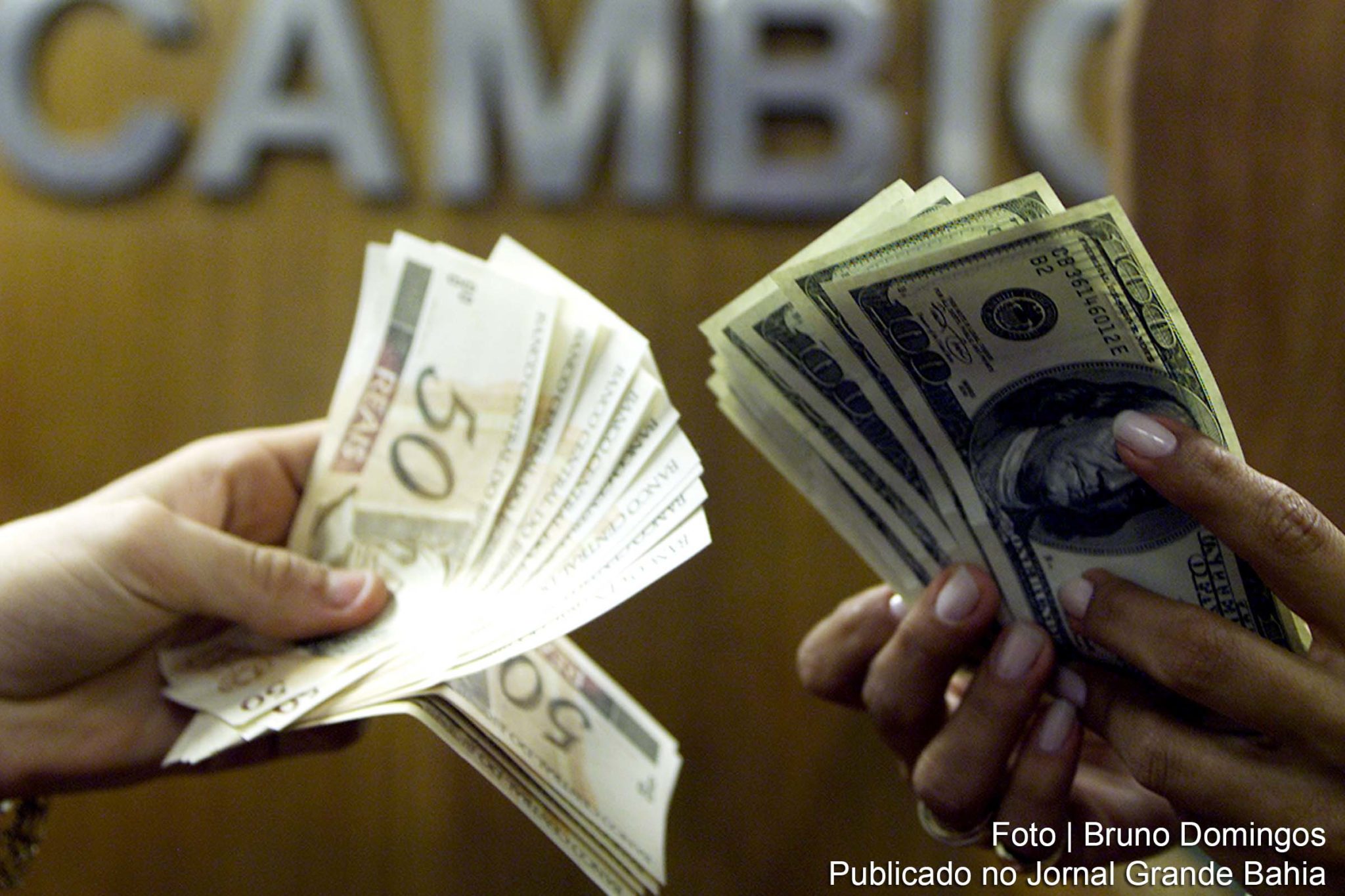 Cotação do dólar recua frente ao real.