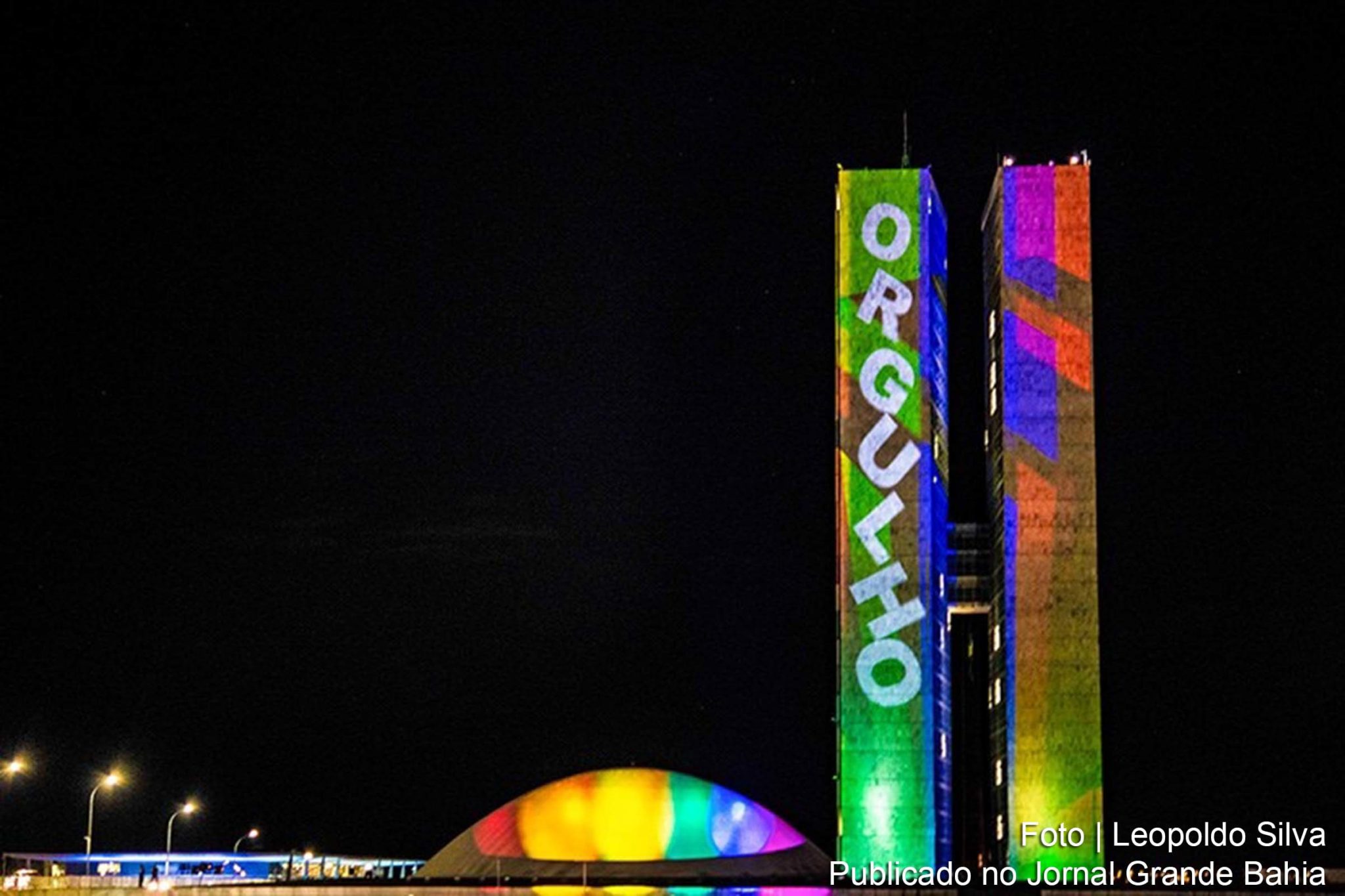 Congresso Nacional do Brasil é iluminado com tema LGBTQIA+.