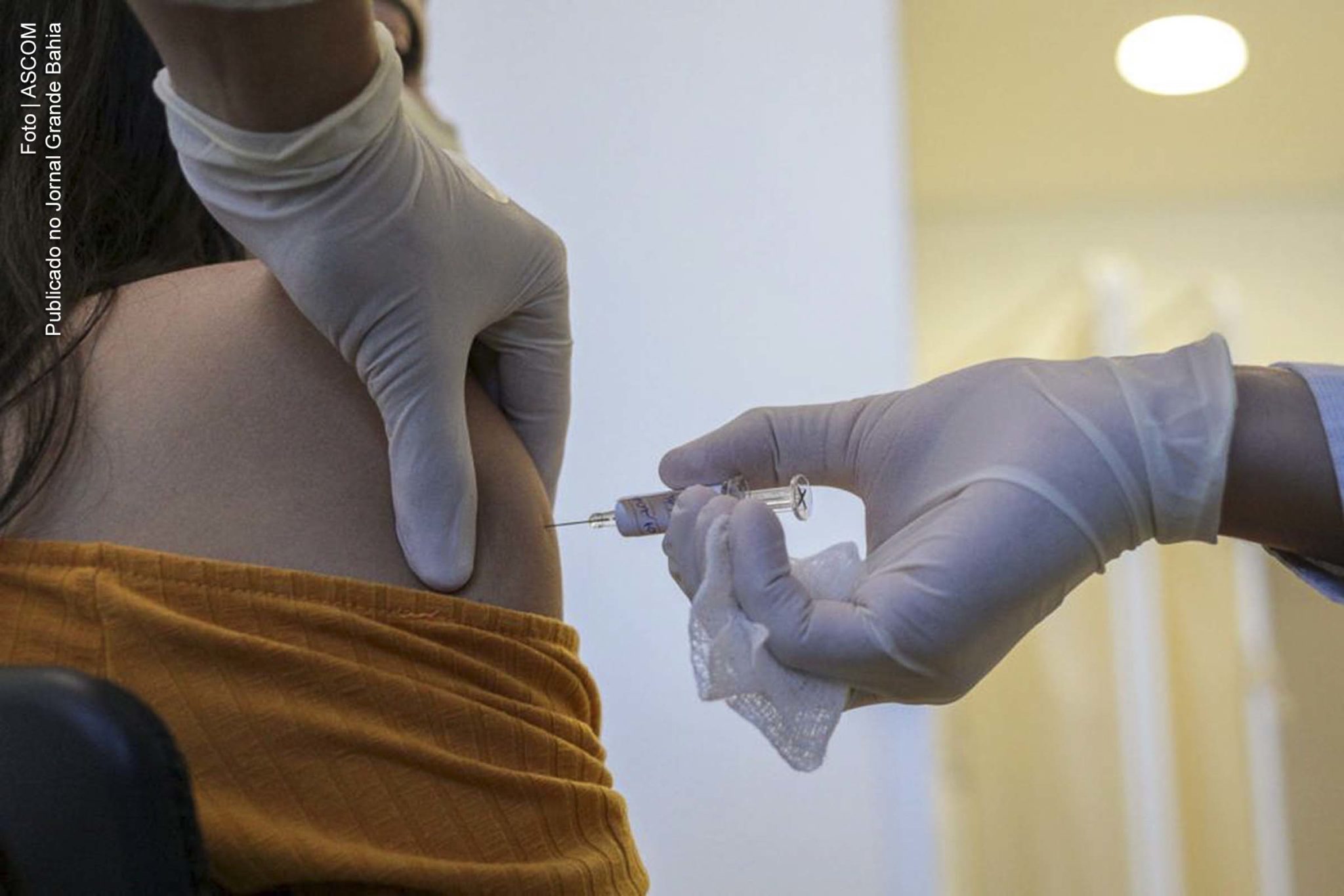 Funcionária de saúde prepara vacina contra Covid-19 no Brasil. País pode enfrentar várias semanas de transmissão com o novo coronavírus e corre risco de sobrecarregar ainda mais seus serviços de saúde. Organização Pan-Americana da Saúde continua colaborando com autoridades e com especialistas do Sistema Único de Saúde para conter a pandemia.