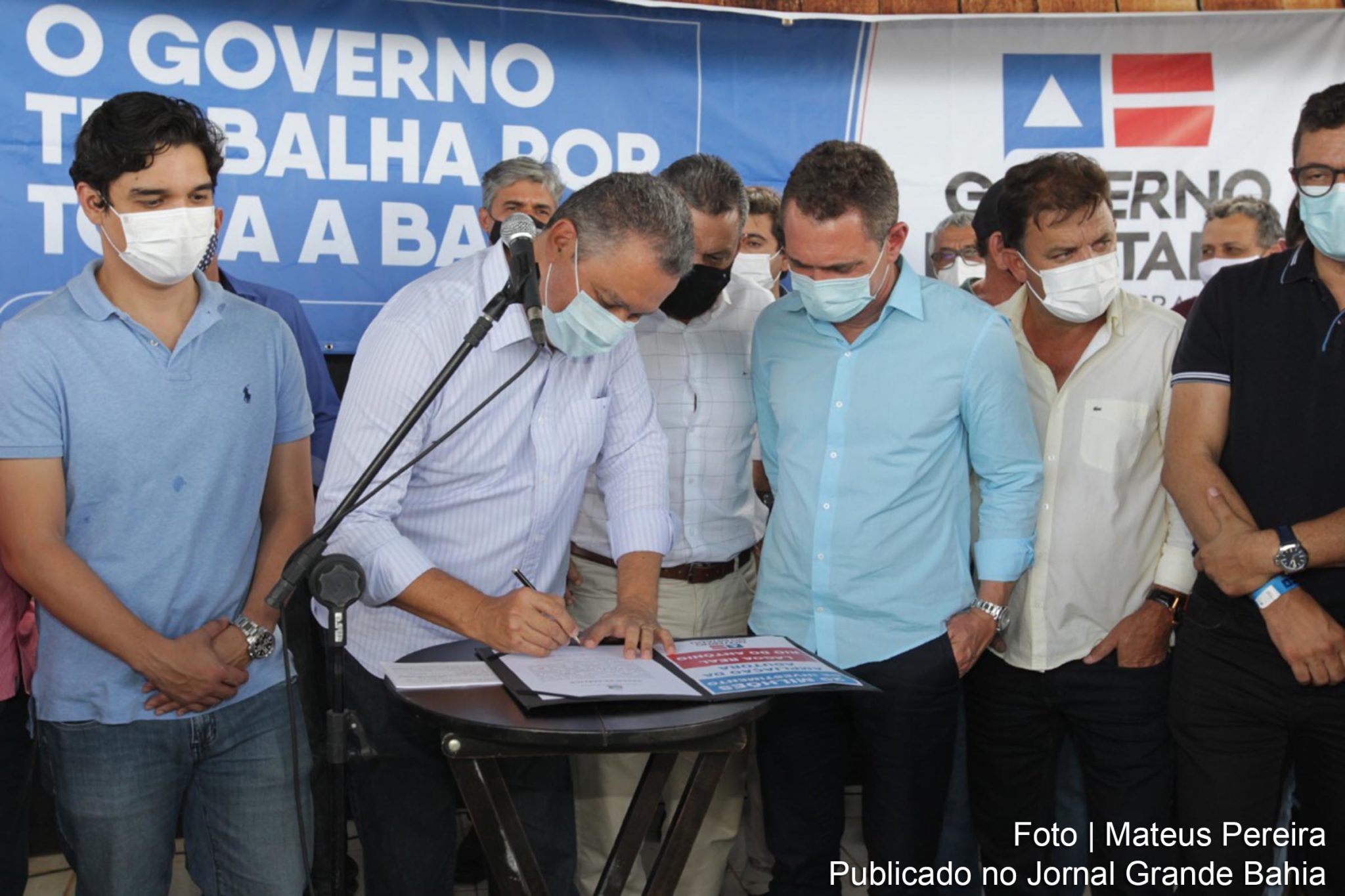 Em Lagoa Real, governador Rui Costa assina autorização para início da obra de ampliação da adutora do Algodão.
