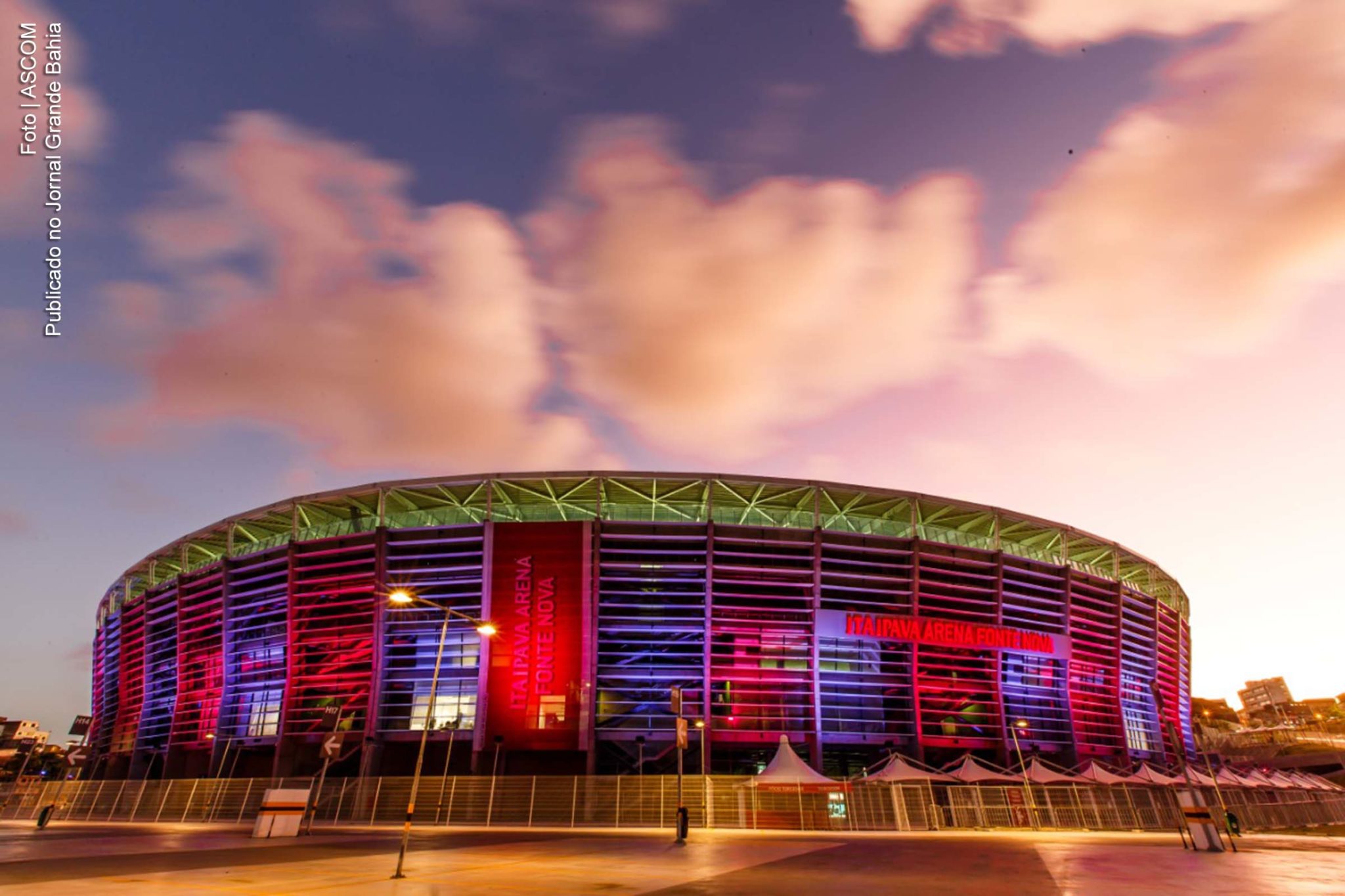 Iluminação em azul e vermelho Arena Fonte Nova celebrou data nesta sexta-feira (11/06/2021).