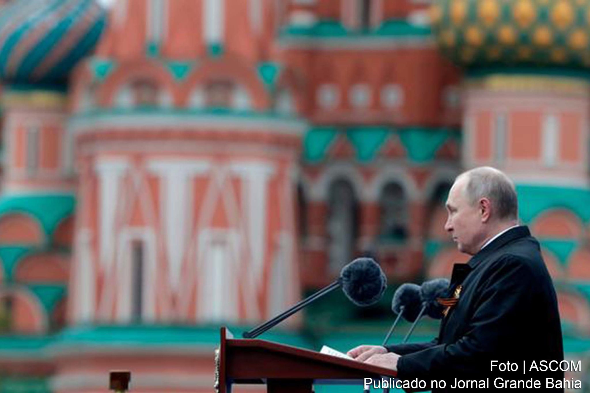 Presidente Vladimir Putin discursa. Interesse russo é muito complexo, estendendo-se a todos os campos da política. Chefes de serviços de inteligência interna e externa comparam grau de atividade de agentes da Rússia aos tempos da Guerra Fria. Ainda assim, extremismo de direita permanece sendo maior ameaça à segurança da Alemanha.