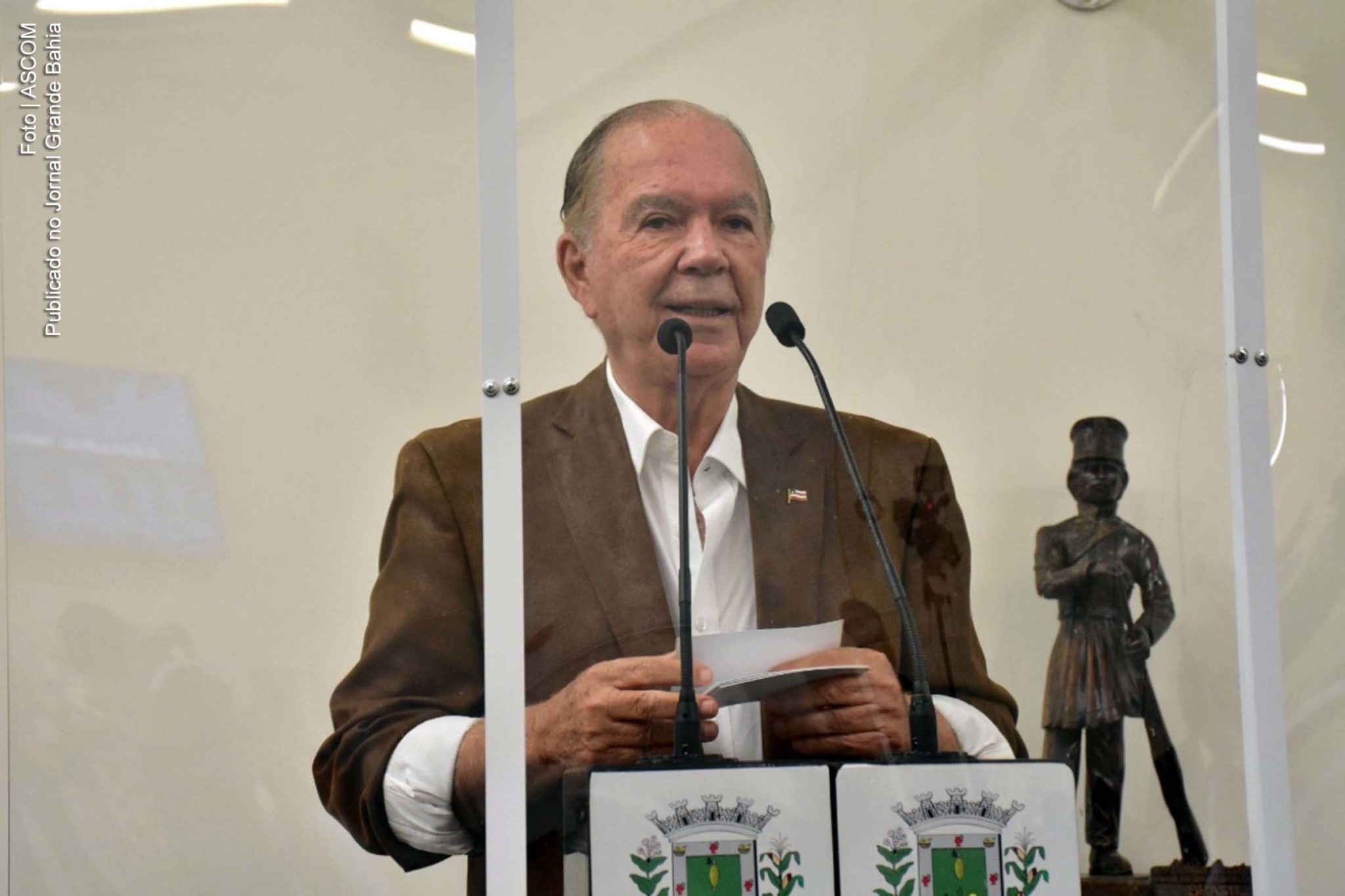 Vice-governador João Leão discursa na Câmara Municipal de Feira de Santana.