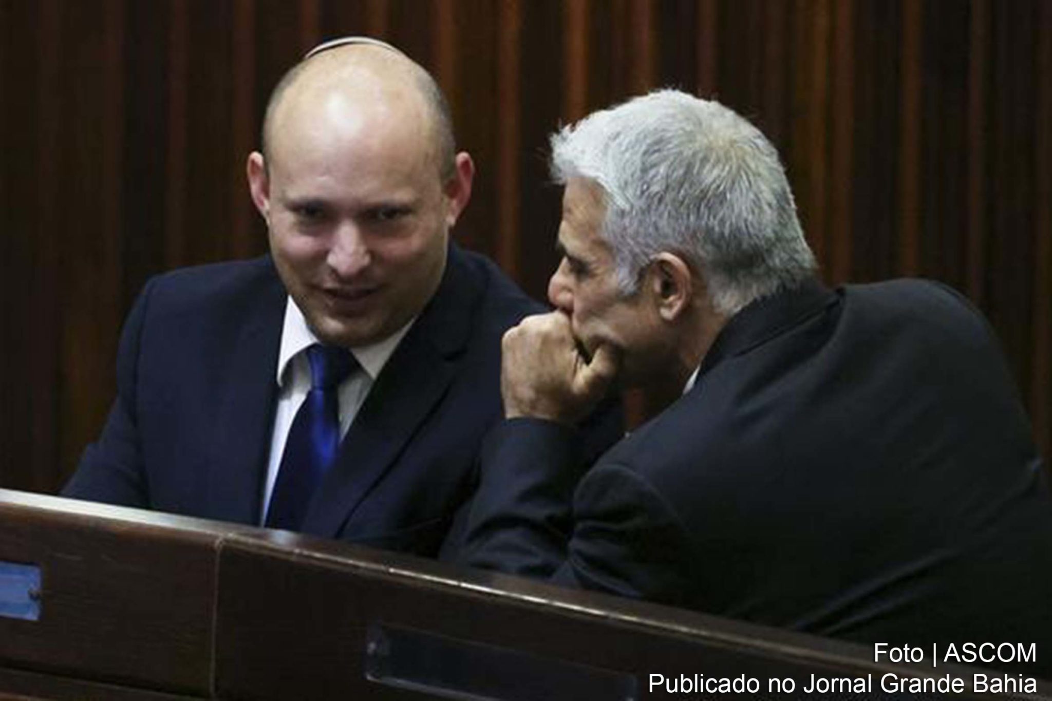 I Naftali Bennett (esq.) e Yair Lapid vinham tentando formar um novo governo nas últimas semanas. Israel está um passo mais perto da formação de um novo governo sem a participação de Benjamin Netanyahu, mas Parlamento ainda precisa aprovar acordo para oficializar coalizão que inclui diversas matizes ideológicas.