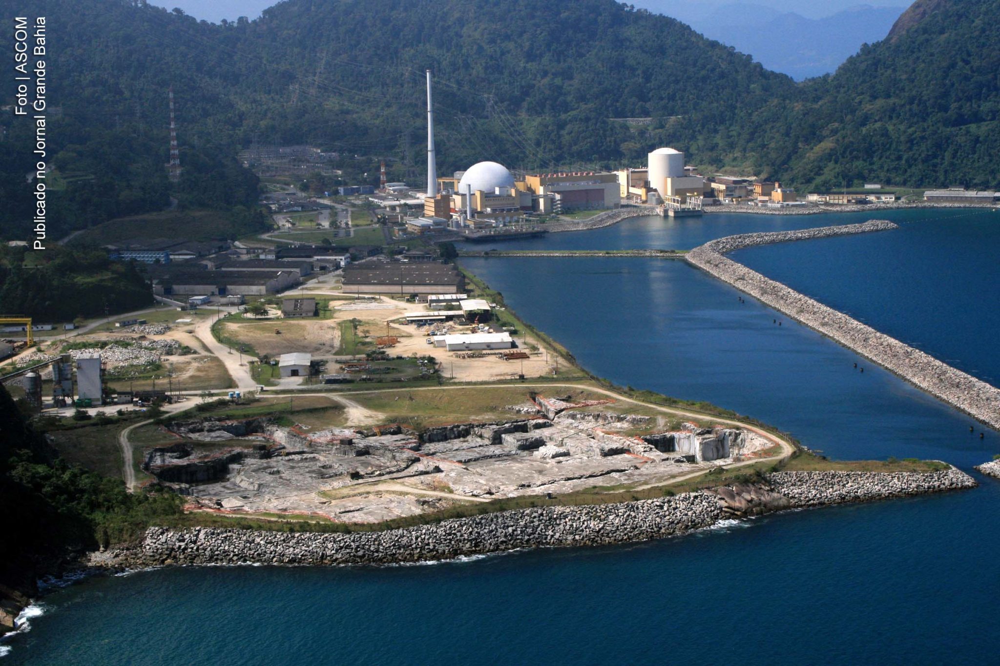 No registro de 2008, o terreno onde está sendo construída a Usina Termelétrica Nuclear (UTN) Angra 3. Ao fundo, as usinas de Angra 1 e Angra 2.