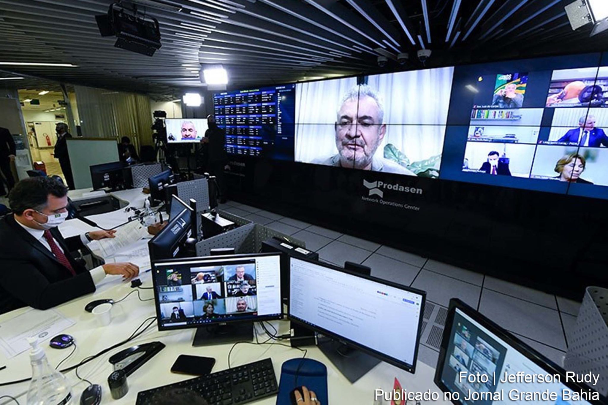 O senador Angelo Coronel (na tela) deu parecer favorável ao empréstimo.