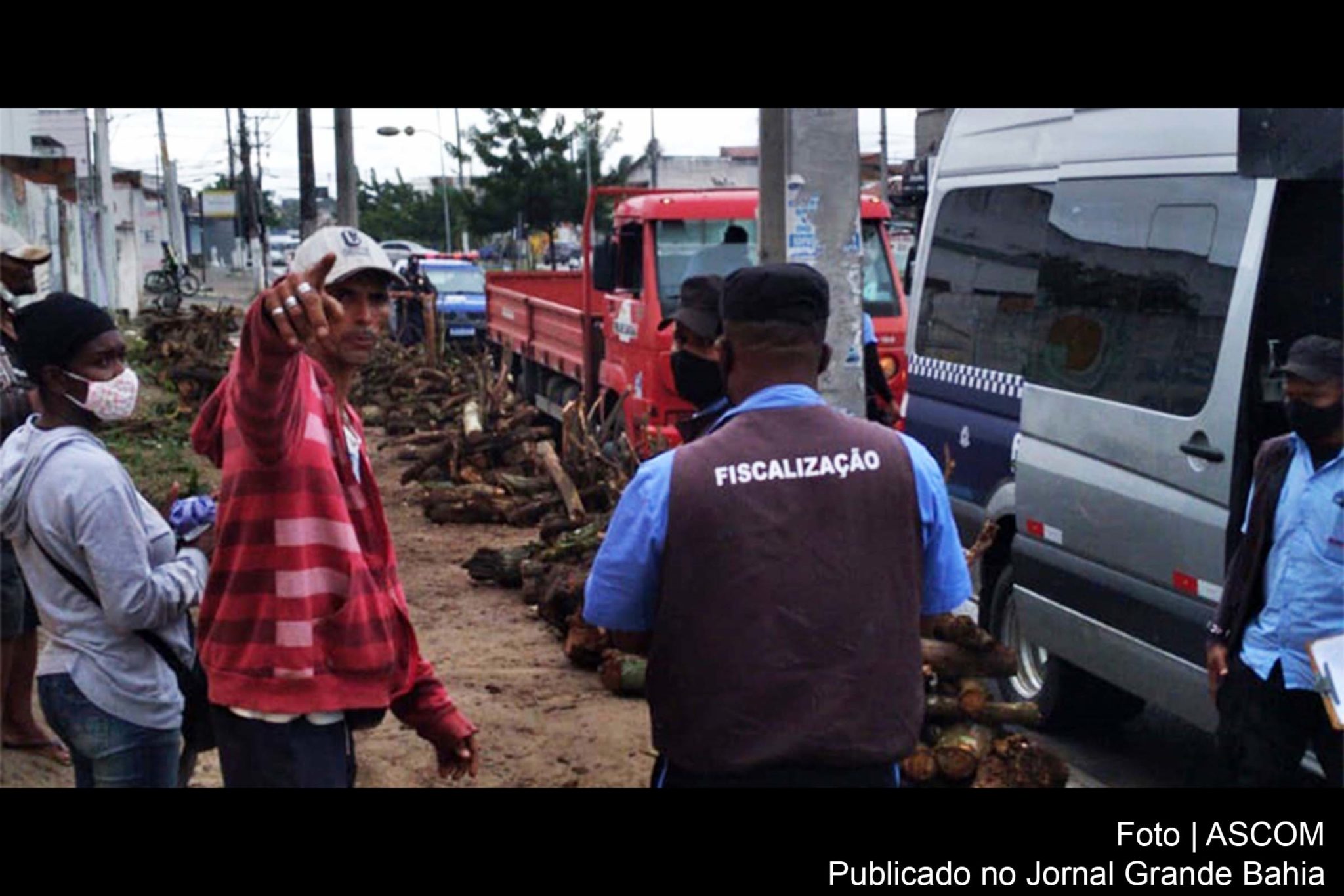 Mesmo a Prefeitura de Feira de Santana proibindo a comercialização de fogueiras, a equipe de fiscalização constatou a venda do material na véspera de São João.