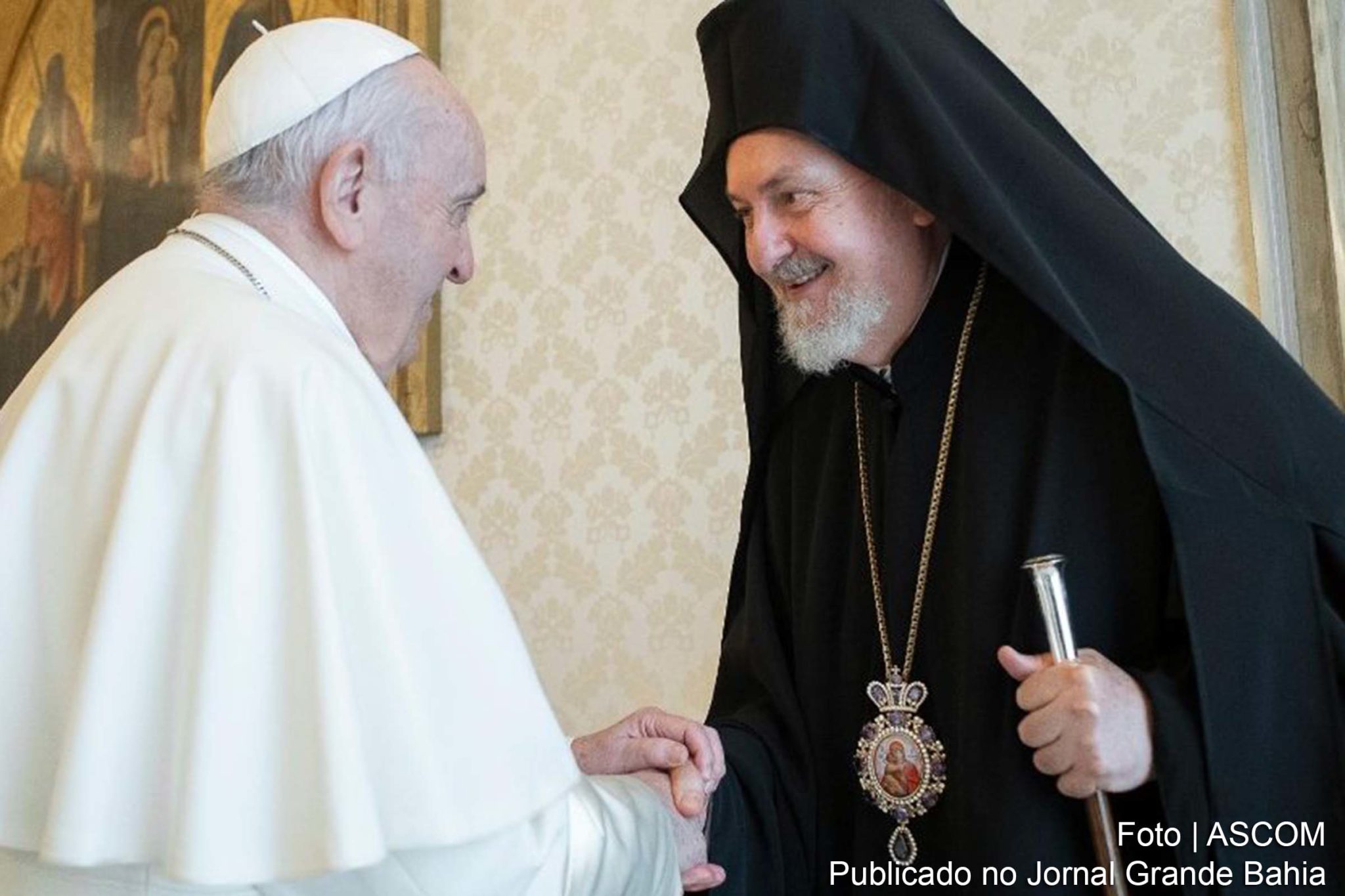 Papa Francisco saúda o Patriarca Metropolita Ortodoxo Emmanuel de Calcedônia.