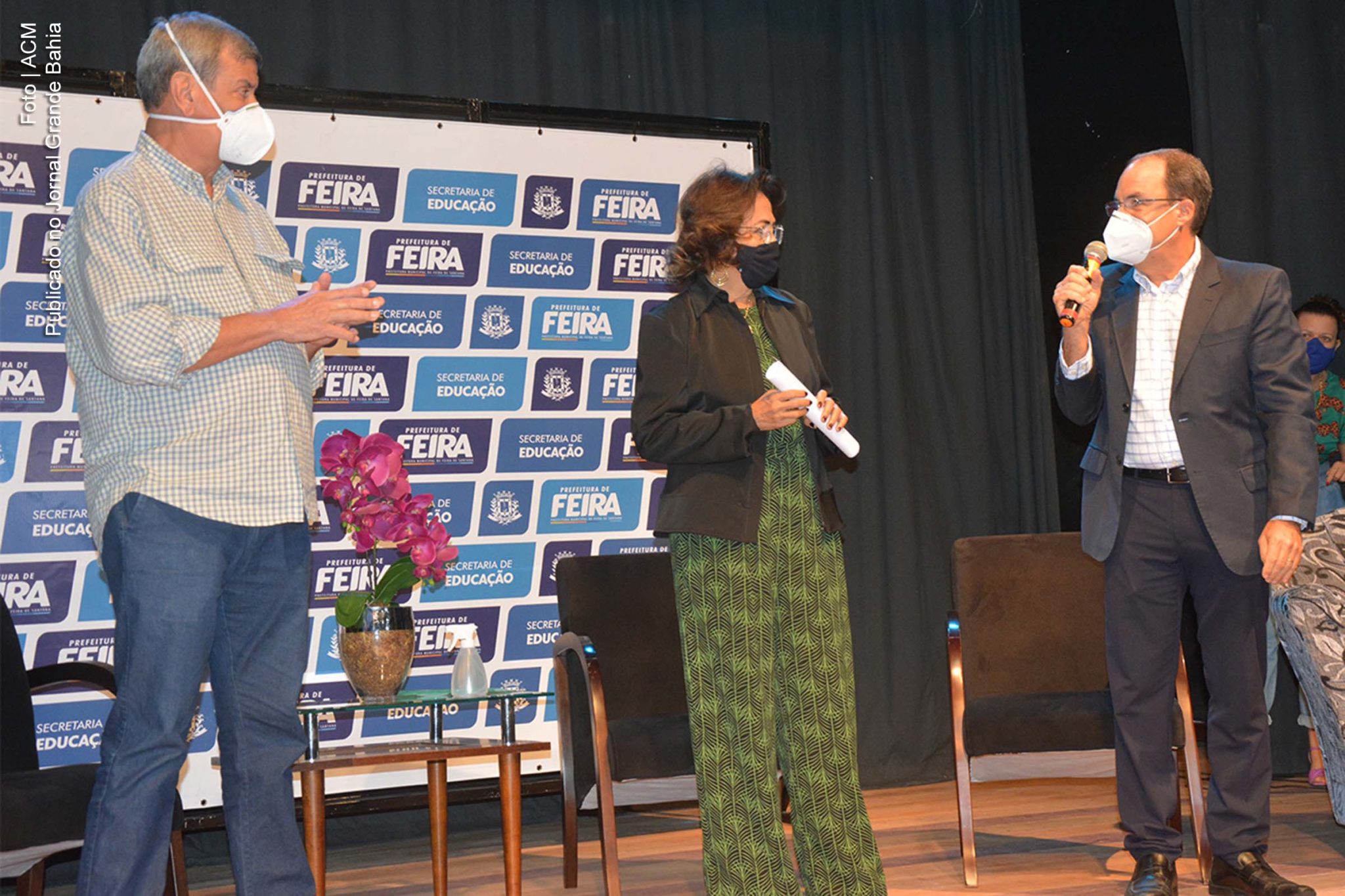 Prefeito Colbert Martins, secretária Anaci Bispo Paim e Humberto Garrido, diretor da Rede Bahia participam da solenidade de formalização do convênio entre Município de Feira de Santana e a TV Subaé.