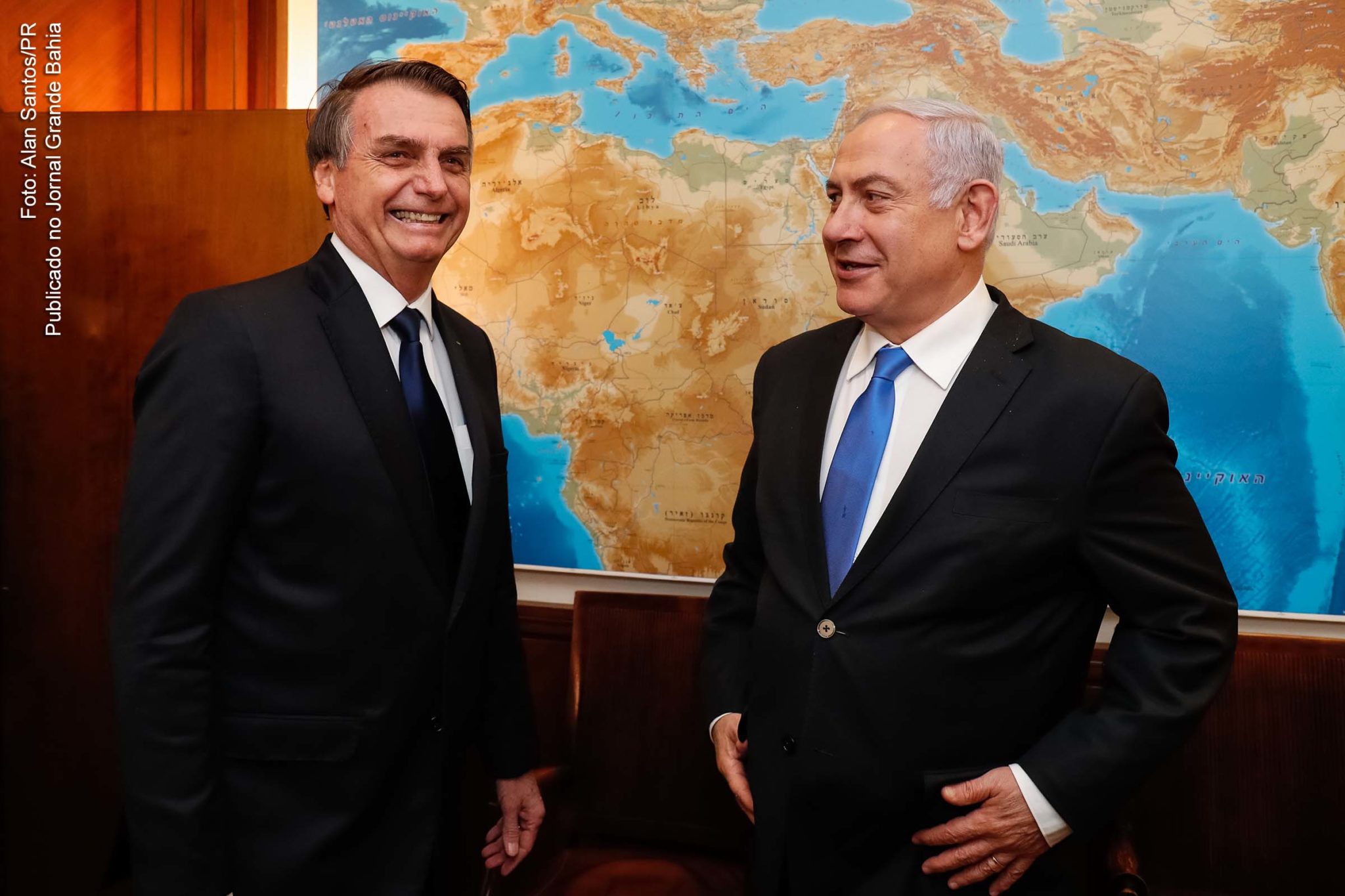 Presidentes Jair Bolsonaro e Benjamin Netanyahu. Para pesquisadores, aposta do extremista Jair Bolsonaro em política externa baseada em relações pessoais, e não interesses geopolíticos de Estado, isola o Brasil. "Antes de você se dar conta, seus aliados podem sair do cargo e você sobra sozinho.". Para pesquisadores, aposta do extremista Jair Bolsonaro em política externa baseada em relações pessoais, e não interesses geopolíticos de Estado, isola o Brasil. "Antes de você se dar conta, seus aliados podem sair do cargo e você sobra sozinho.".