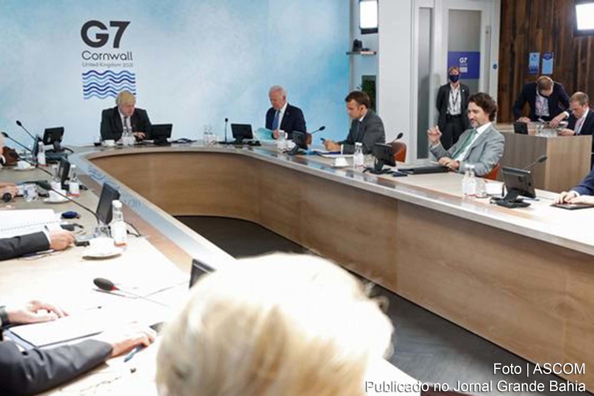 Primeira cúpula presencial do G7 em quase dois anos terminou com uma ambiciosa declaração de intenções. Líderes do G7 prometem doar 1 bilhão de doses de vacina contra coronavírus a países pobres, desacelerar o aquecimento global e enfrentar os desafios representados por China e Rússia.