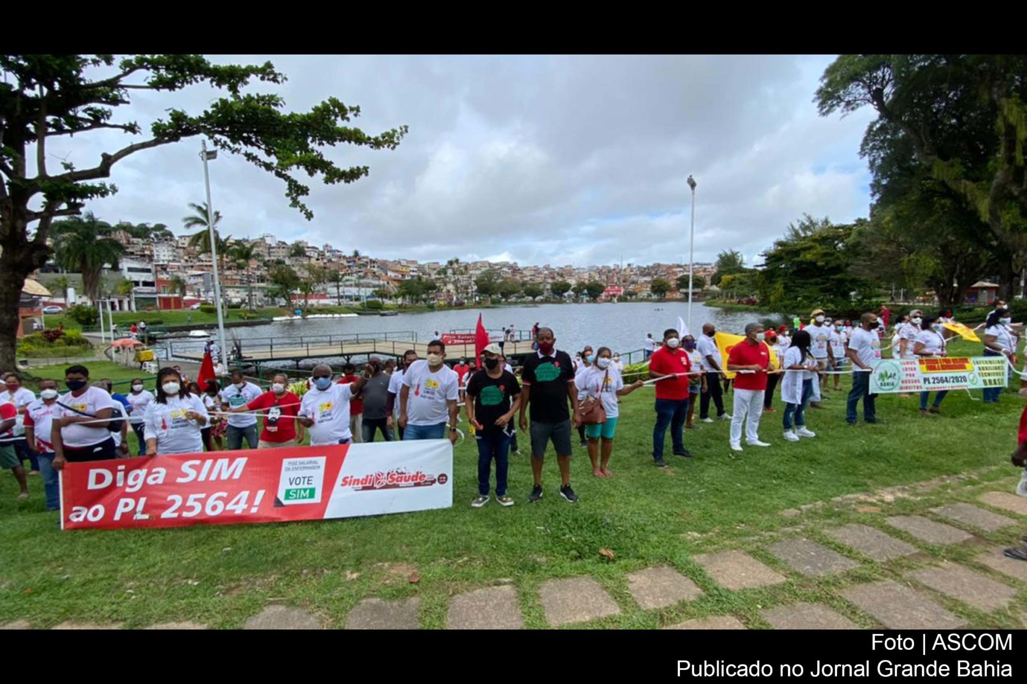 Profissionais de enfermagem promovem protesto no Dique do Tororó, em Salvador.