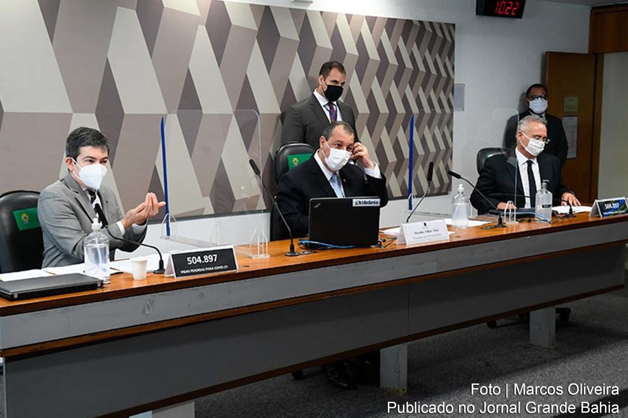 Randolfe Rodrigues, Omar Aziz e Renan Calheiros na reunião da CPI desta quarta-feira.
