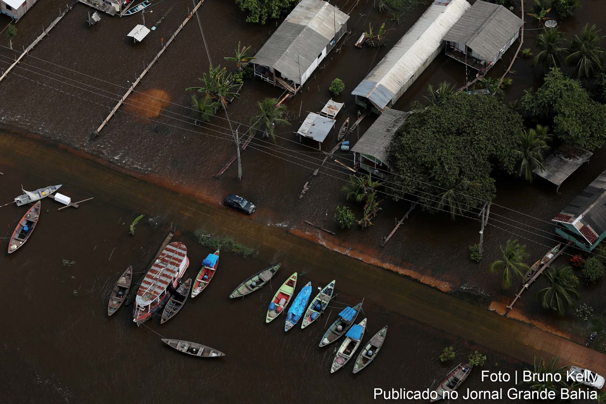 Cheias do Rio Negro afetam população ribeira do Norte do Brasil.