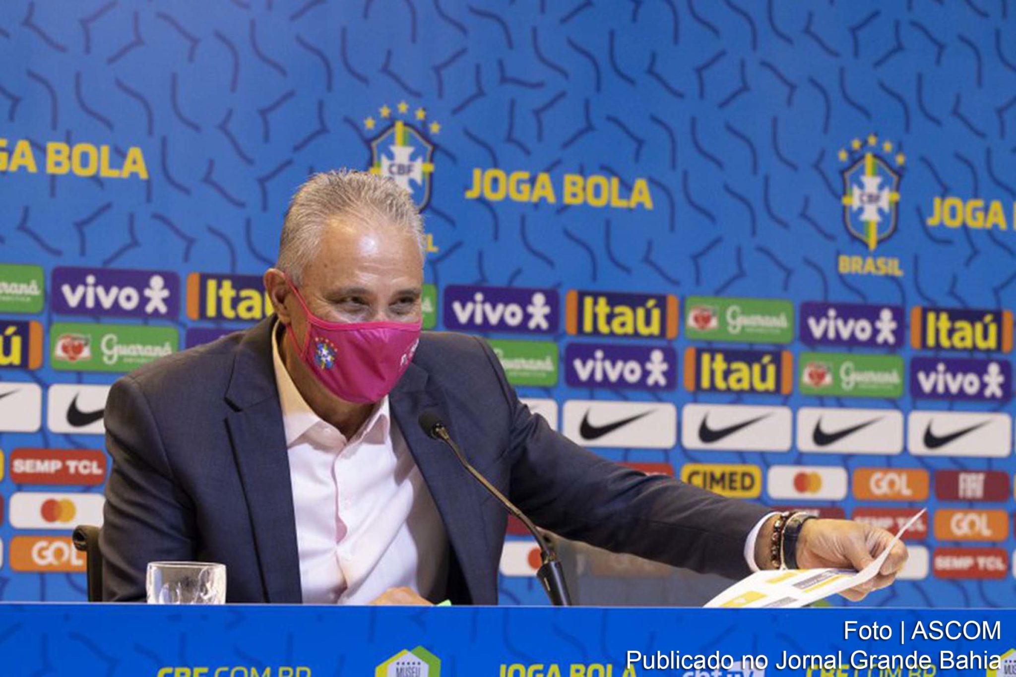 Técnico Tite convoca seleção brasileira para a Copa América.
