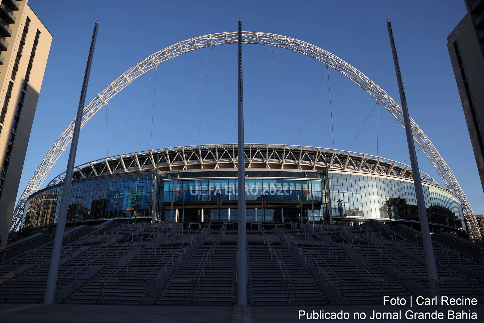 O Estádio de Wembley é o estádio nacional da Inglaterra, localizado no subúrbio londrino de Wembley Park. Com capacidade para abrigar 90.000 espectadores, é o maior estádio do Reino Unido e 2º maior estádio da Europa,
