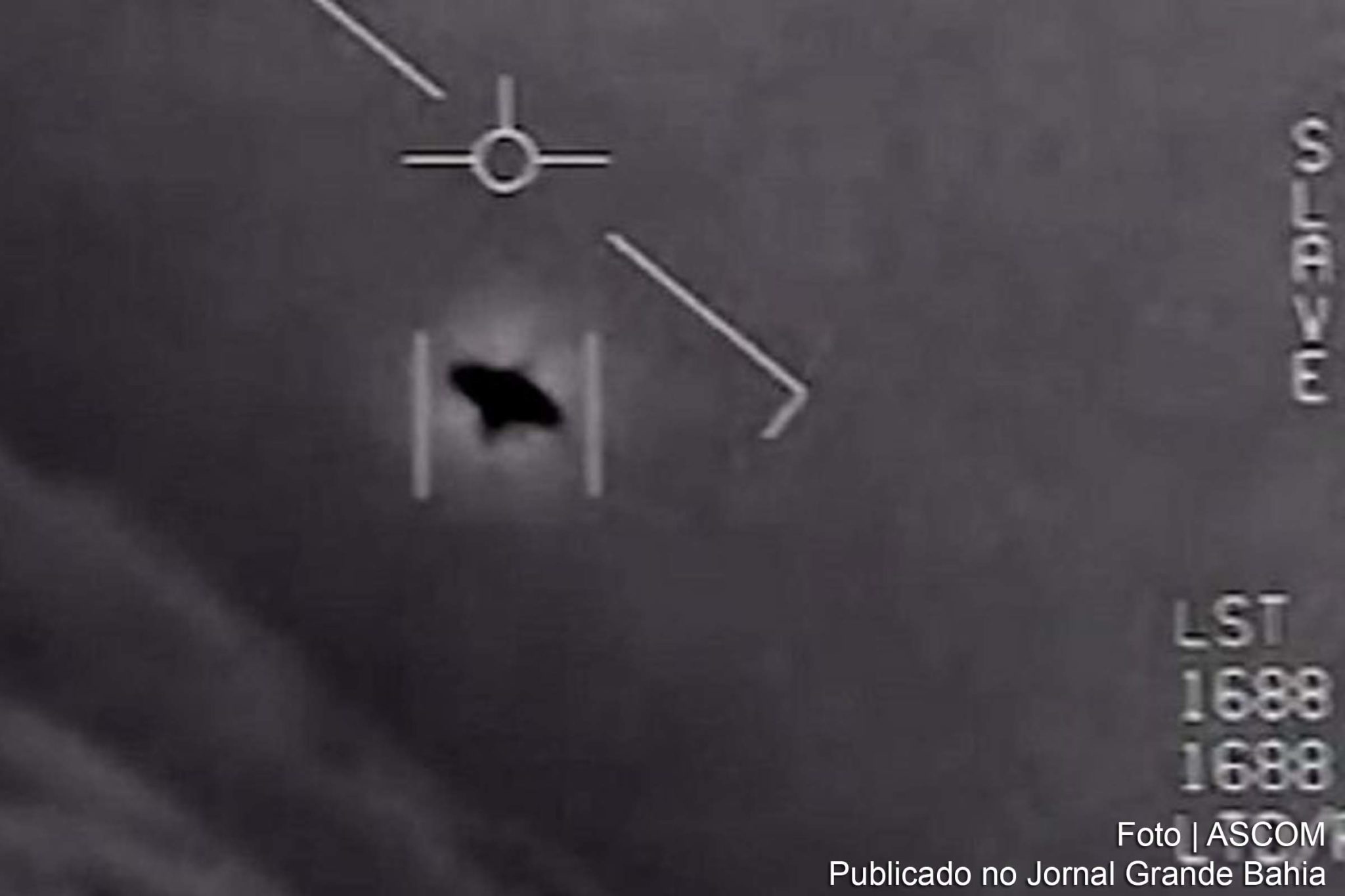 Uma das imagens captadas pelos pilotos americanos mostra um objeto com forma curiosa voando pelo céu.