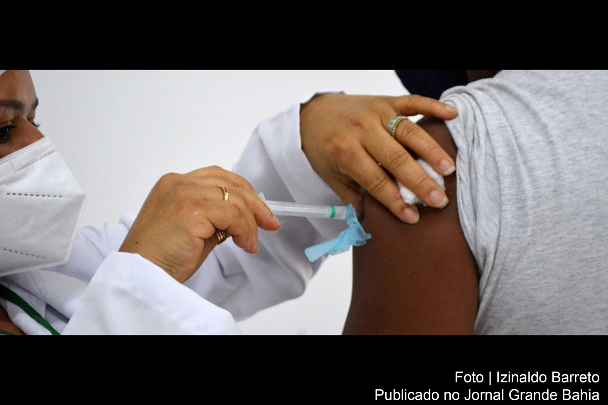 A vacina é para as pessoas que tomaram a primeira dose e estão no período recomendado para aplicação da segunda dose do imunizante.