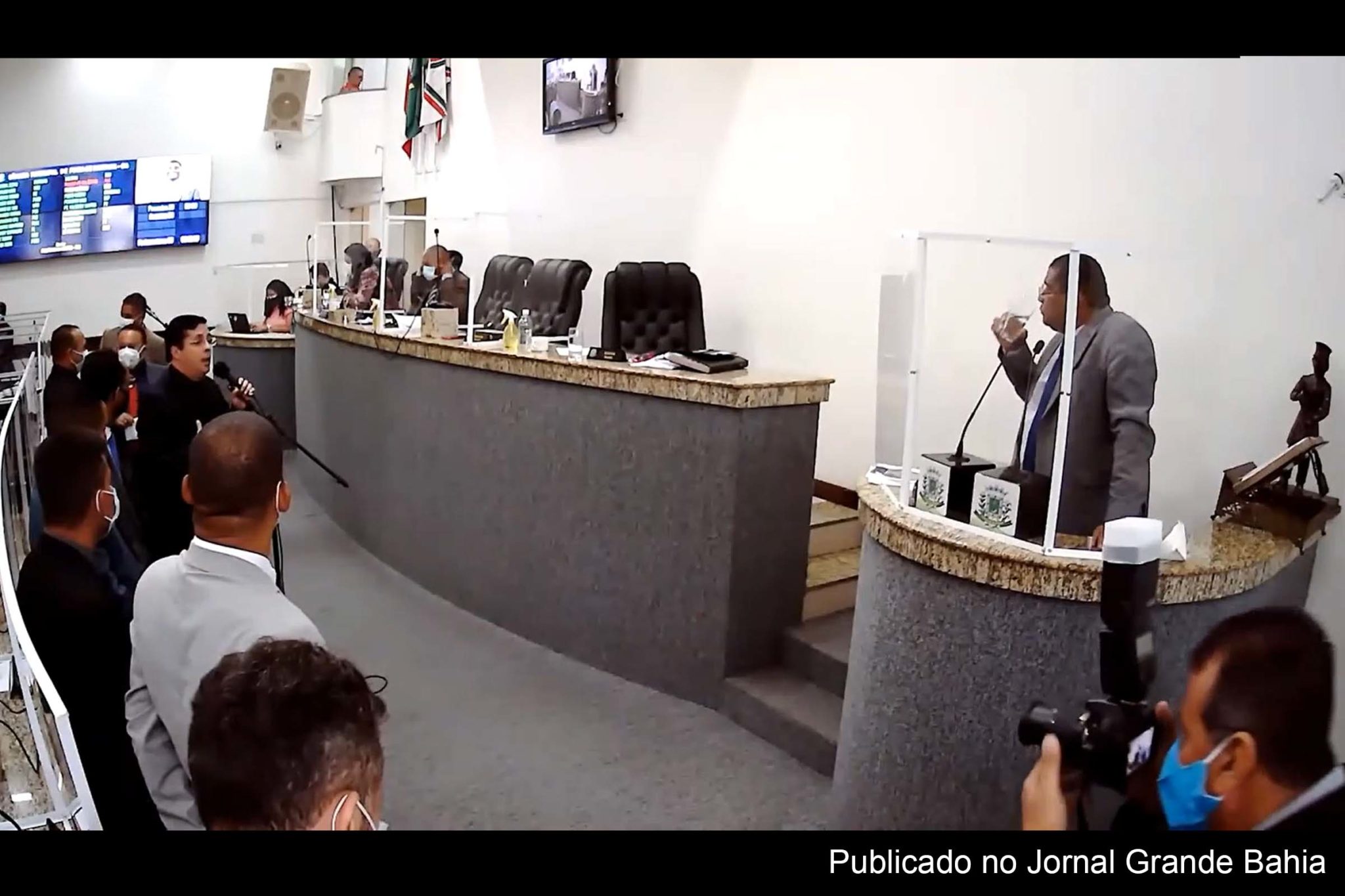 Circo dos Horrores: Aos gritos, vereador Fernando Torres ameaça prefeito Colbert Martins de impeachment, enquanto Paulão reclama de demissão do filho de cargo que ocupava na Prefeitura de Feira de Santana