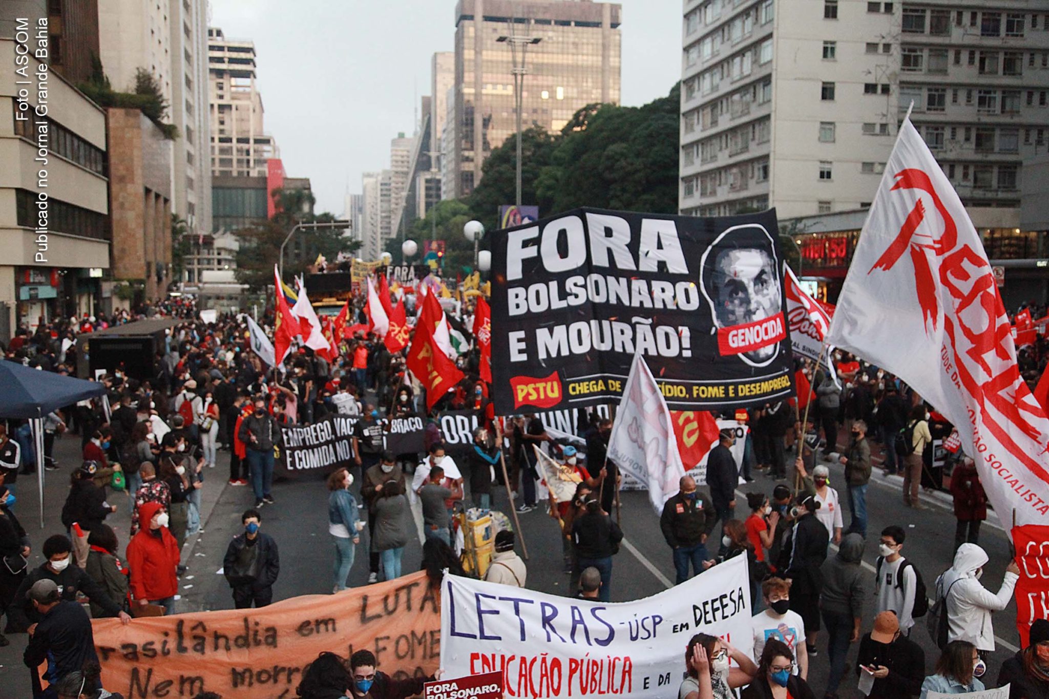 #3J São Paulo: Manifestação contra governo Bolsonaro na Avenida Paulista. Protestos foram antecipados por movimentos opositores para tentar aproveitar o momento de fragilidade do governo, abalado por escândalo. Atos ocorrem no Brasil e no exterior.