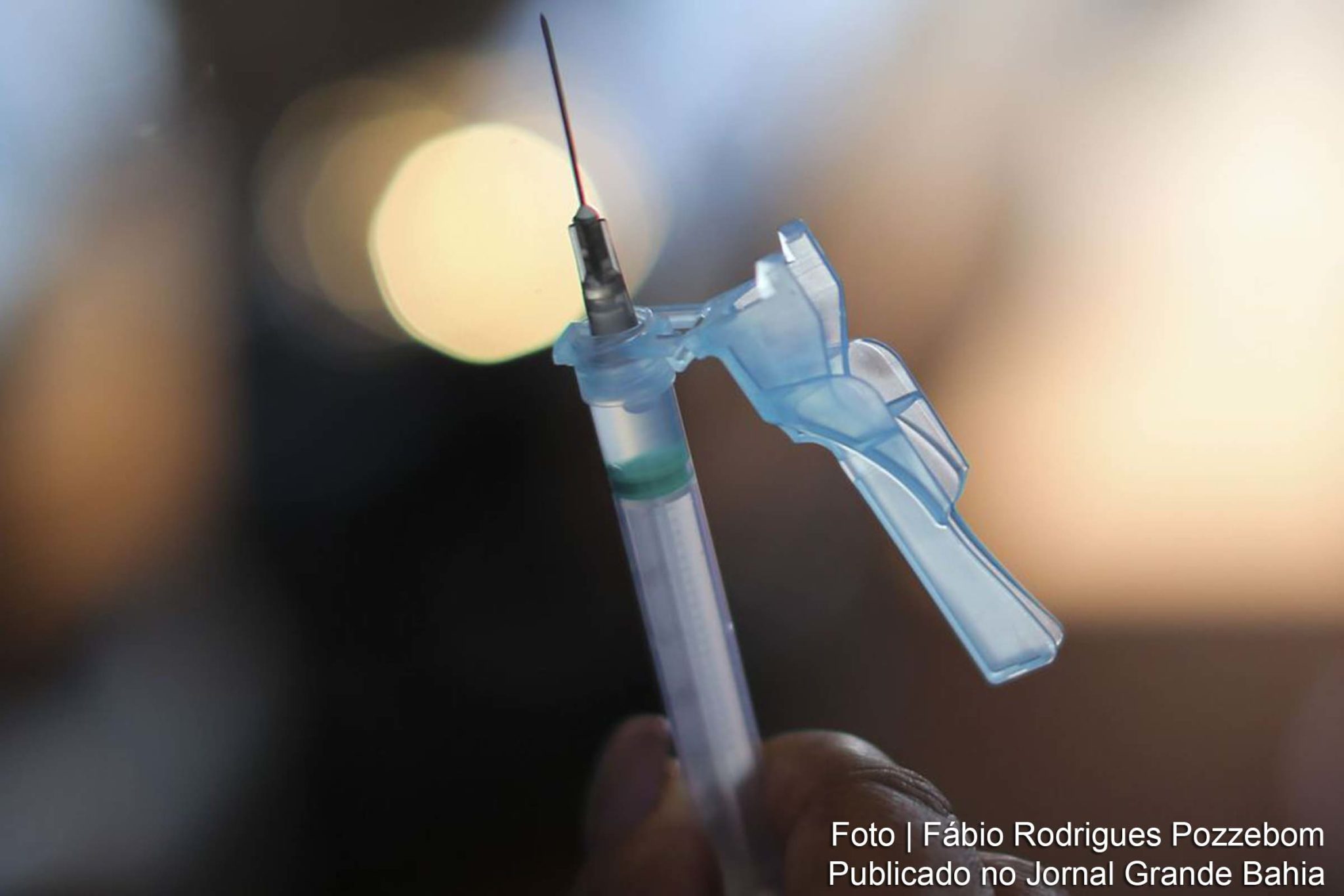 A Anvisa é responsável pela autorização do uso e aprovação das bulas de vacinas no Brasil As bulas contêm as informações sobre o regime de doses.